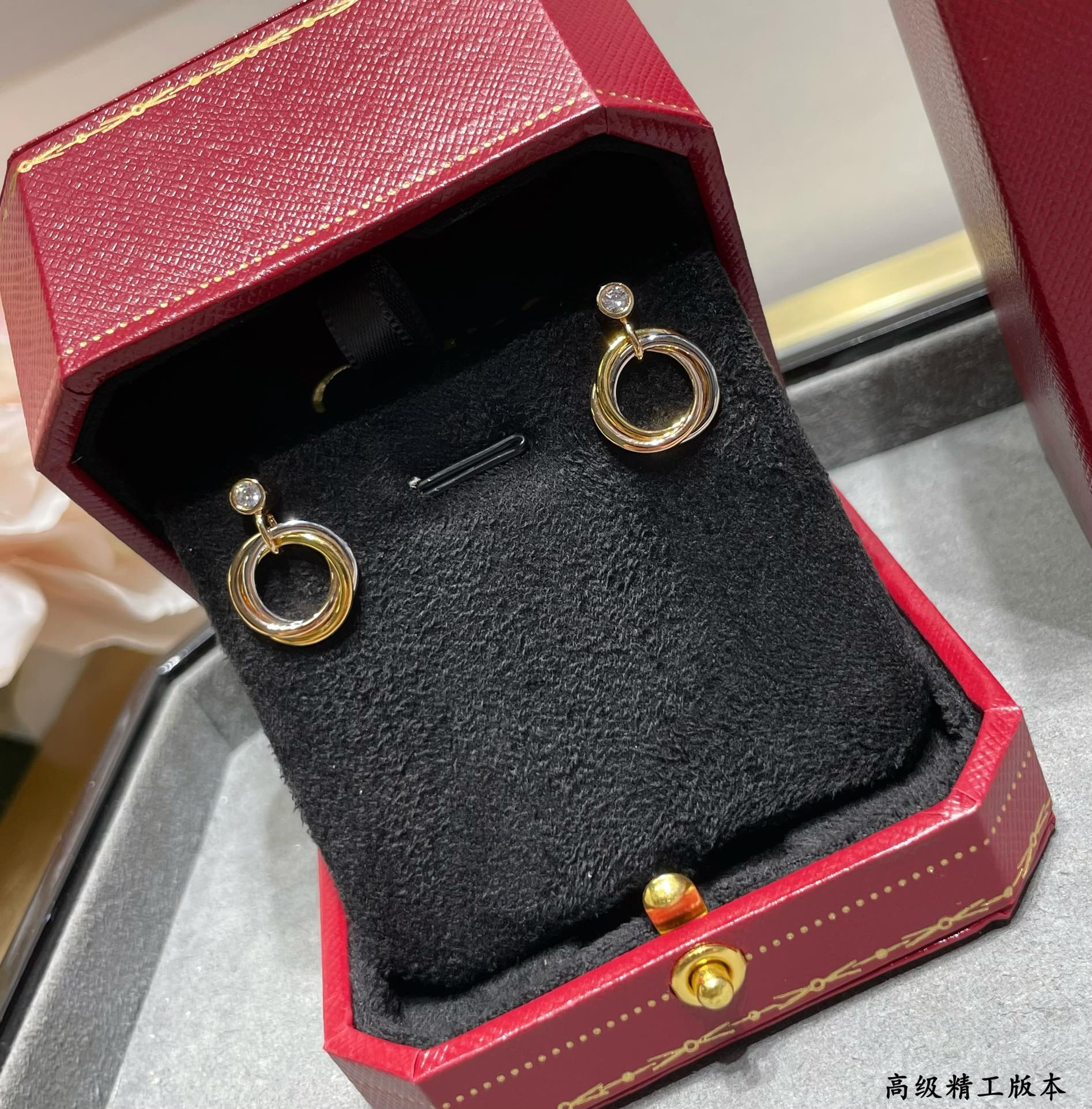 p270V gold material Cartier three ring earrings another classic ring embrace inlay Perfect interpretation of symmetrical aesthetics Elegant and generous wear comfort also not easy to hook up to the items! Real gold texture bar fine craftsmanship Executive mold polishing are done very carefully!