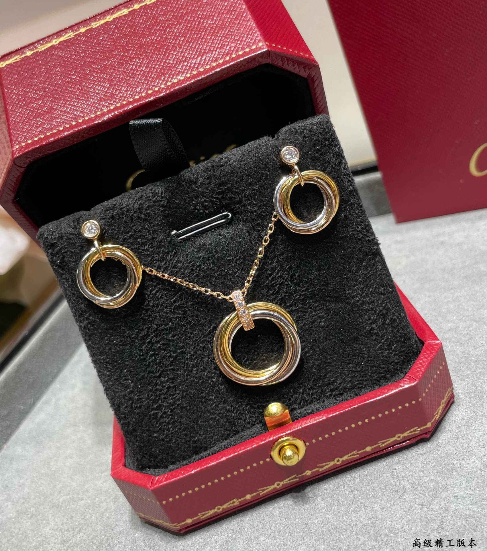 p270V gold material Cartier three ring earrings another classic ring embrace inlay Perfect interpretation of symmetrical aesthetics Elegant and generous wear comfort also not easy to hook up to the items! Real gold texture bar fine craftsmanship Executive mold polishing are done very carefully!