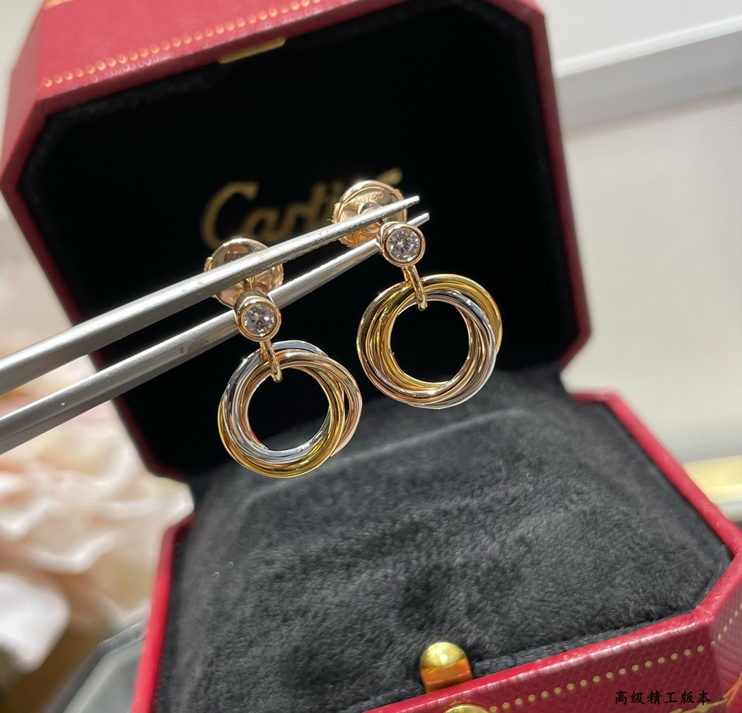 p270V gold material Cartier three ring earrings another classic ring embrace inlay Perfect interpretation of symmetrical aesthetics Elegant and generous wear comfort also not easy to hook up to the items! Real gold texture bar fine craftsmanship Executive mold polishing are done very carefully!