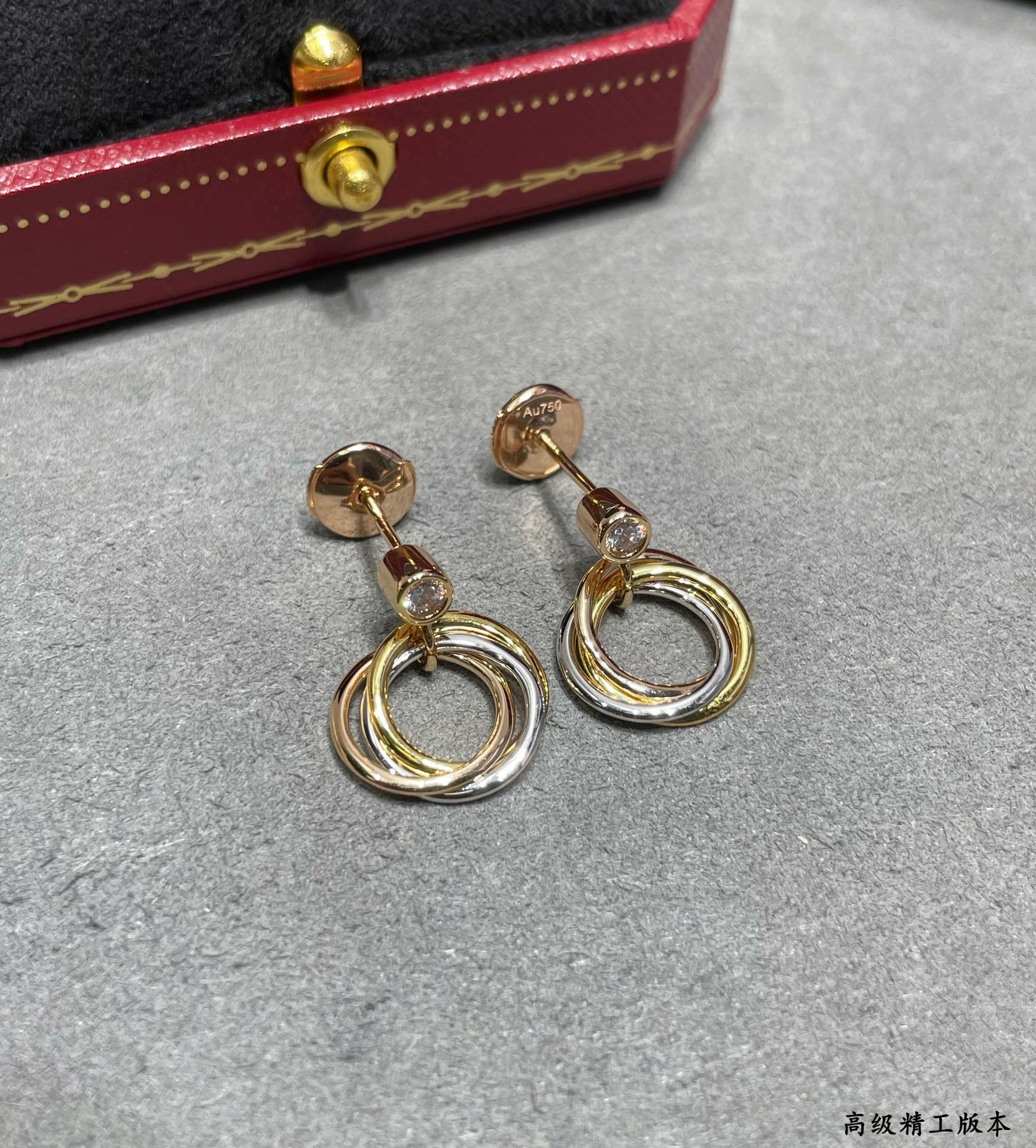 p270V gold material Cartier three ring earrings another classic ring embrace inlay Perfect interpretation of symmetrical aesthetics Elegant and generous wear comfort also not easy to hook up to the items! Real gold texture bar fine craftsmanship Executive mold polishing are done very carefully!