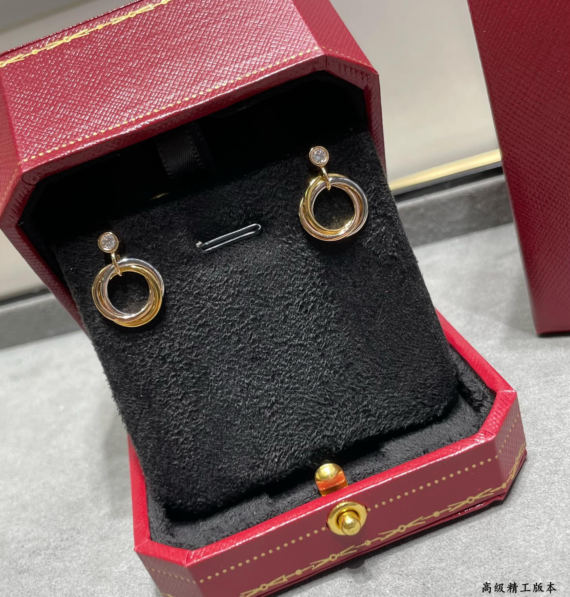 p270V gold material Cartier three ring earrings another classic ring embrace inlay Perfect interpretation of symmetrical aesthetics Elegant and generous wear comfort also not easy to hook up to the items! Real gold texture bar fine craftsmanship Executive mold polishing are done very carefully!