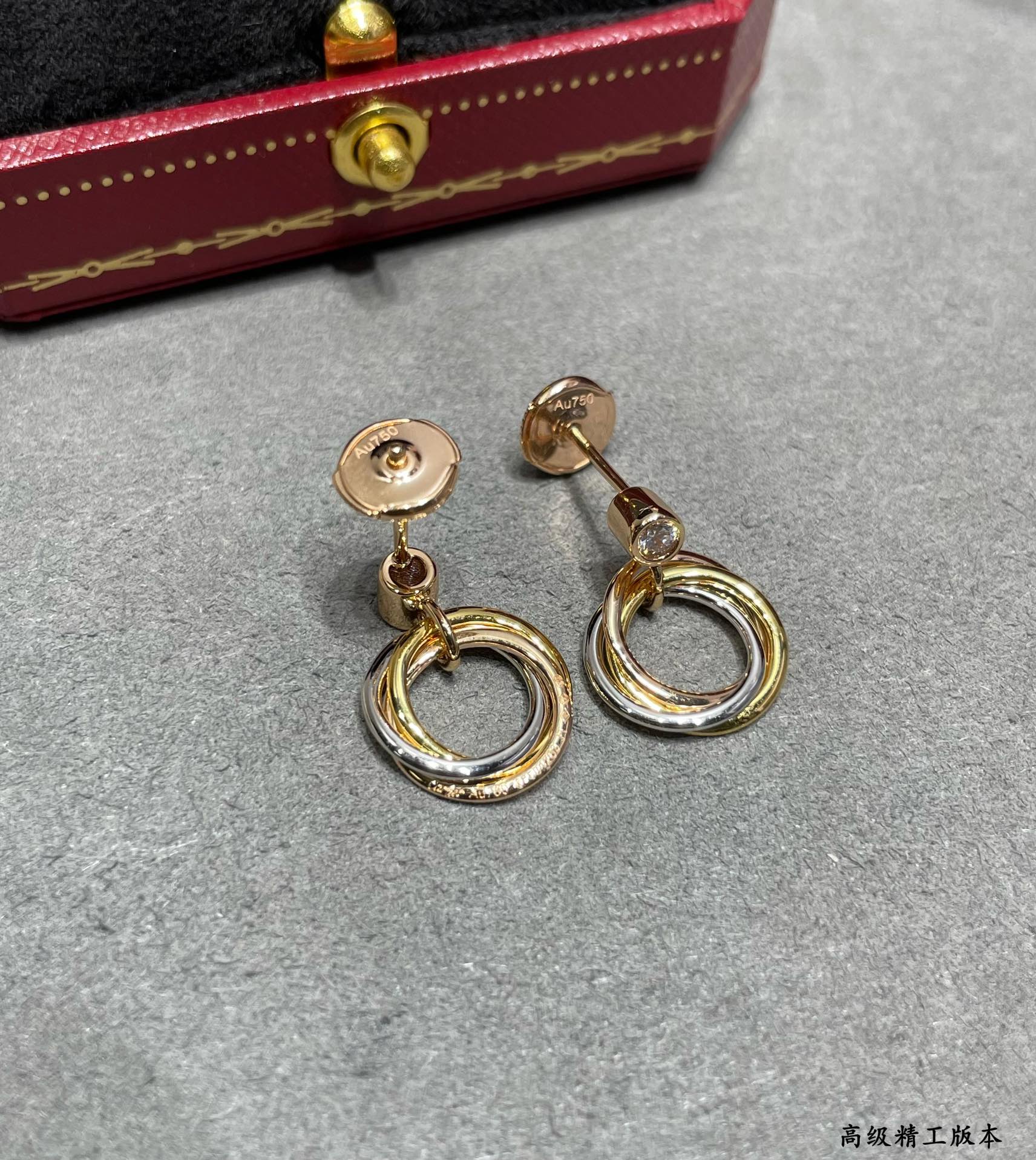 p270V gold material Cartier three ring earrings another classic ring embrace inlay Perfect interpretation of symmetrical aesthetics Elegant and generous wear comfort also not easy to hook up to the items! Real gold texture bar fine craftsmanship Executive mold polishing are done very carefully!