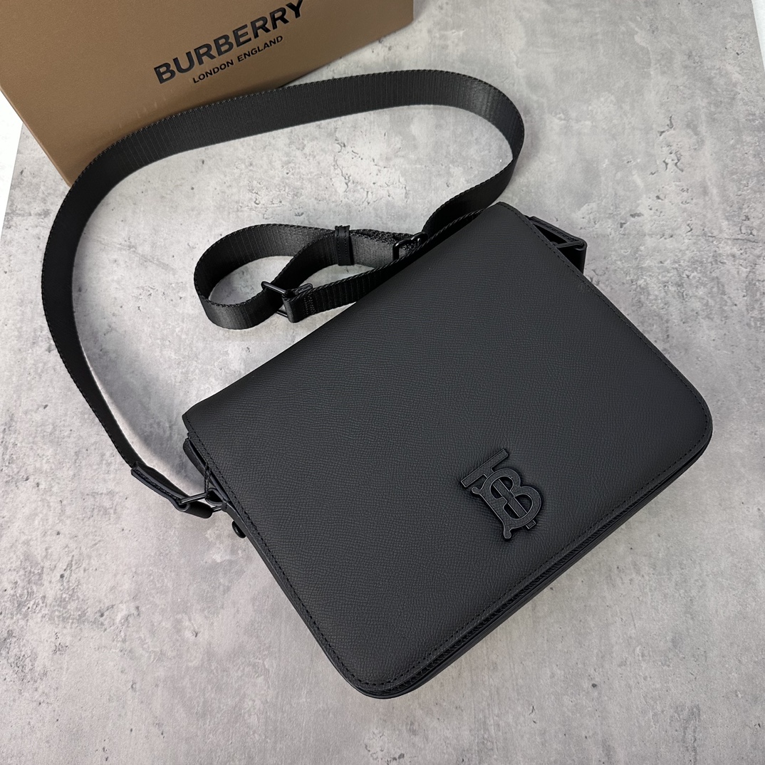 Burberry全皮精致立挺的信使包选用粒纹皮革材质打造装饰 Thomas Burberry 专属标识25.5 x 6.5 x 21.5c可调式肩背带.1个外插袋；1个内插袋.顶部翻盖采用磁扣开合.手绘涂漆边缘 p1060-高仿包包