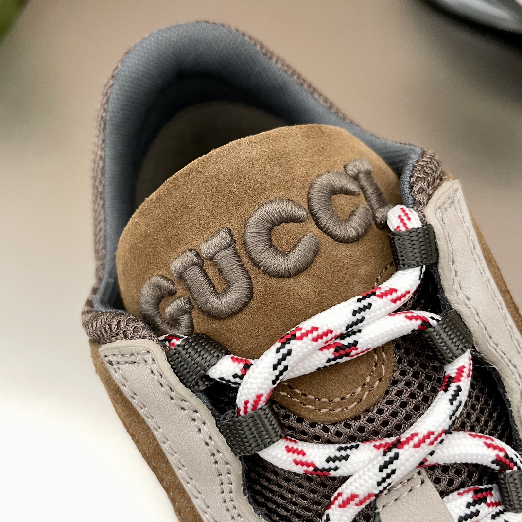 حذاء رياضي كاجوال برباط من مجموعة GUCCI RUN للزوجينصُمم هذا الحذاء الرياضي الانسيابي المستوحى من عالم الرياضة وأُعيدت تصنيعه من خلال عدسة غوتشي، حيث صُنع من جلد الغزال والنسيج الشبكي مع نعل مطاطي بلونين وتفاصيل متداخلة على شكل حرف G. صُنع الجزء العلوي من جلد البقر بلون متباين مع جزء علوي شبكي مخصص ونعل سفلي ولسان من القطن بحروف GUCCI. الحذاء مبطن بوسادة قدم مبطنة من جلد الغزال ونعل خارجي مطاطي MD خفيف الوزن للغاية بطول 6 سم، ويتميز الحذاء بخفة الوزن الفائقة وخصائص التفاف ممتازة، مما يجعله إضافة رياضية رائعة لمجموعة كبيرة من السراويل. ...... يأتي مع مجموعة كاملة من العبوات الأصلية المعبأة في علب وحقيبة غبار.المقاس النسائي: 35-36-36-37-38-39-40 (يمكن تخصيص مقاس 41 لا يدعم الإرجاع)المقاس الرجالي: 39-40-41-41-42-42-43-44 (يمكن تخصيص 45 لا يدعم الإرجاع)P960