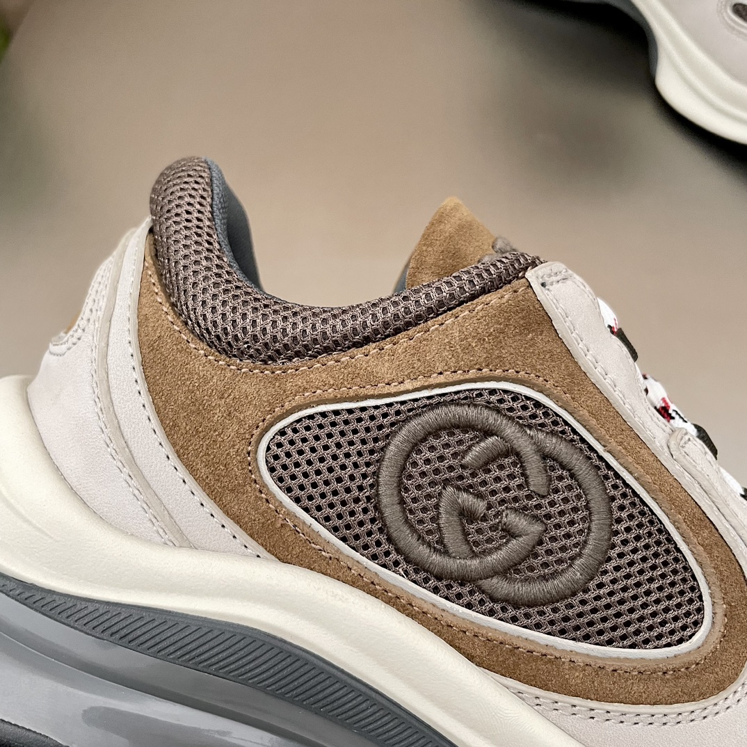 حذاء رياضي كاجوال برباط من مجموعة GUCCI RUN للزوجينصُمم هذا الحذاء الرياضي الانسيابي المستوحى من عالم الرياضة وأُعيدت تصنيعه من خلال عدسة غوتشي، حيث صُنع من جلد الغزال والنسيج الشبكي مع نعل مطاطي بلونين وتفاصيل متداخلة على شكل حرف G. صُنع الجزء العلوي من جلد البقر بلون متباين مع جزء علوي شبكي مخصص ونعل سفلي ولسان من القطن بحروف GUCCI. الحذاء مبطن بوسادة قدم مبطنة من جلد الغزال ونعل خارجي مطاطي MD خفيف الوزن للغاية بطول 6 سم، ويتميز الحذاء بخفة الوزن الفائقة وخصائص التفاف ممتازة، مما يجعله إضافة رياضية رائعة لمجموعة كبيرة من السراويل. ...... يأتي مع مجموعة كاملة من العبوات الأصلية المعبأة في علب وحقيبة غبار.المقاس النسائي: 35-36-36-37-38-39-40 (يمكن تخصيص مقاس 41 لا يدعم الإرجاع)المقاس الرجالي: 39-40-41-41-42-42-43-44 (يمكن تخصيص 45 لا يدعم الإرجاع)P960