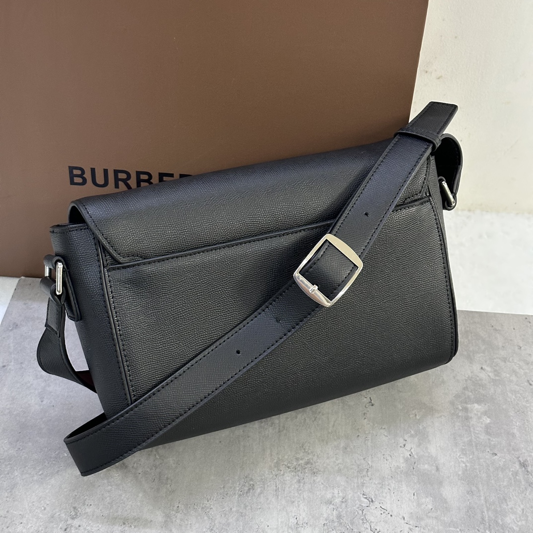 L'élégant sac messager de Burberry est fabriqué en cuir grainé et orné du logo exclusif Thomas Burberry.29 x 8,5 x 17,5 cm.Bandoulière réglable.1 poche intérieure zippée. Bords peints à la main. Accessoires en métal brillant. Logo Burberry monogrammé en trois dimensions p1060 sur le devant.