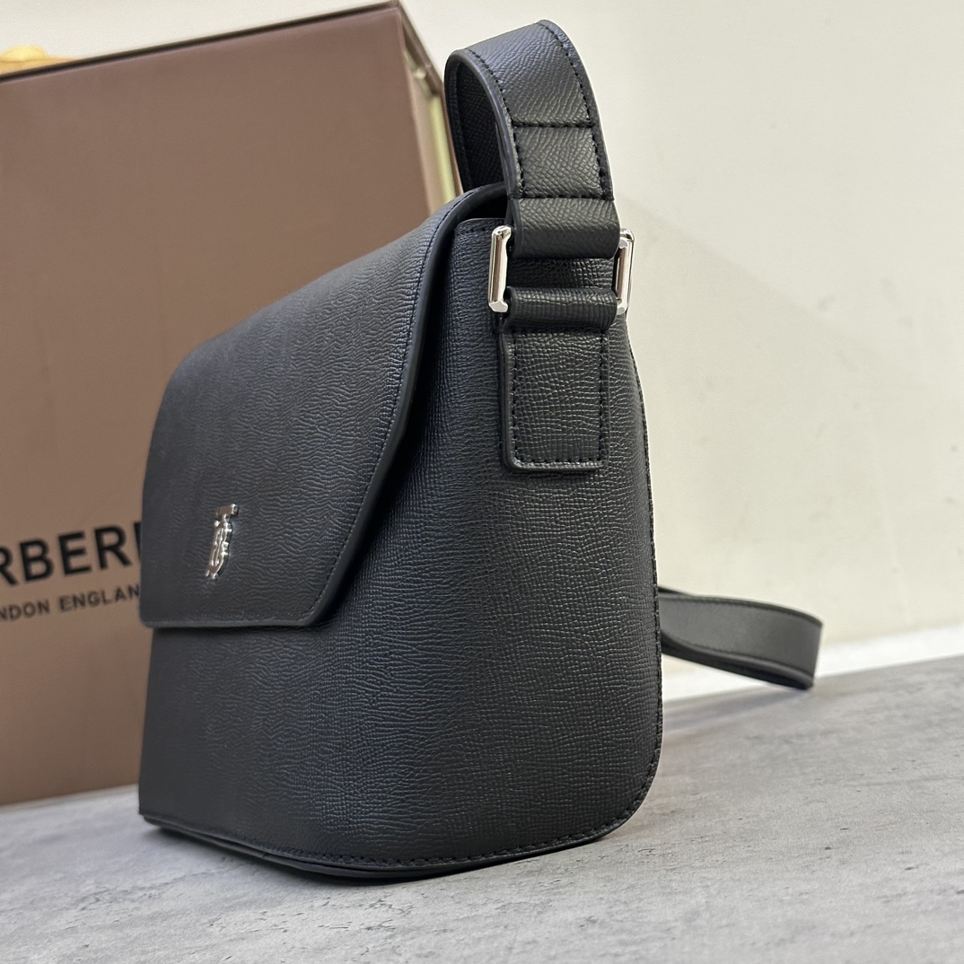 L'élégant sac messager de Burberry est fabriqué en cuir grainé et orné du logo exclusif Thomas Burberry.29 x 8,5 x 17,5 cm.Bandoulière réglable.1 poche intérieure zippée. Bords peints à la main. Accessoires en métal brillant. Logo Burberry monogrammé en trois dimensions p1060 sur le devant.