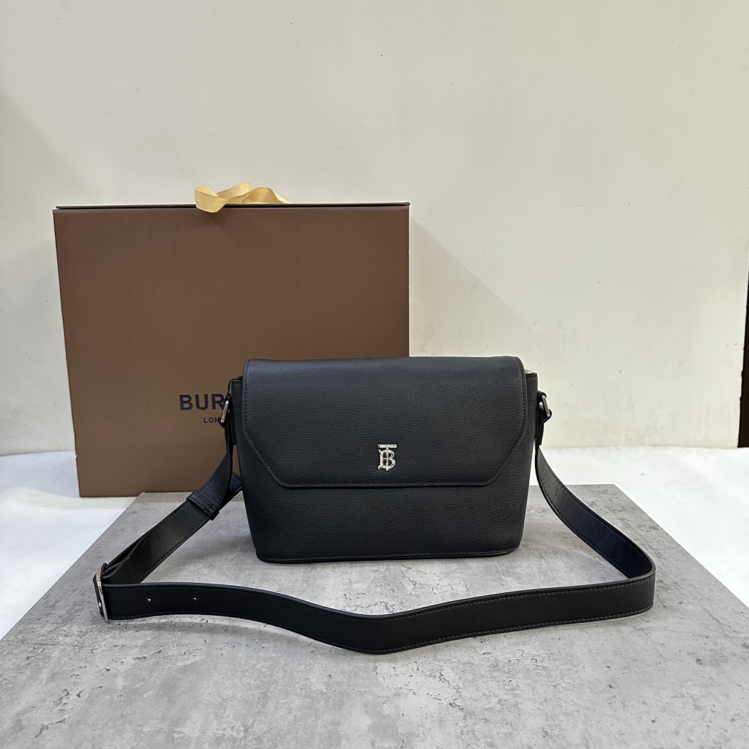 Burberry版型立挺的信使包选用粒纹皮革材质打造装饰Thomas  Burberry 专属标识29 x 8.5 x 17.5cm.可调式肩背带.1个拉链内袋.手绘涂漆边缘.光泽金属配件.正面饰有 Burberry 立体字母徽标 p1060-高仿包包