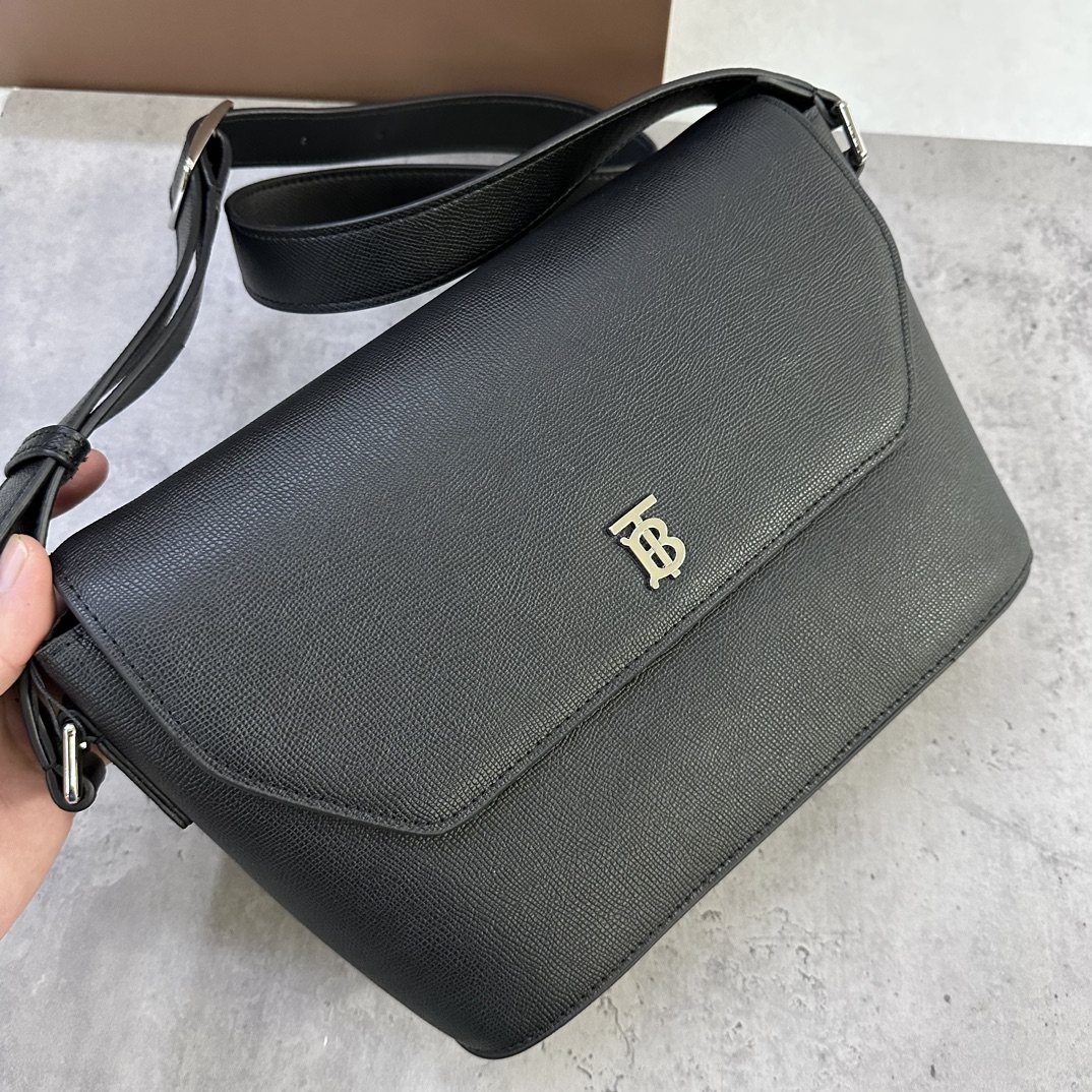 L'élégant sac messager de Burberry est fabriqué en cuir grainé et orné du logo exclusif Thomas Burberry.29 x 8,5 x 17,5 cm.Bandoulière réglable.1 poche intérieure zippée. Bords peints à la main. Accessoires en métal brillant. Logo Burberry monogrammé en trois dimensions p1060 sur le devant.