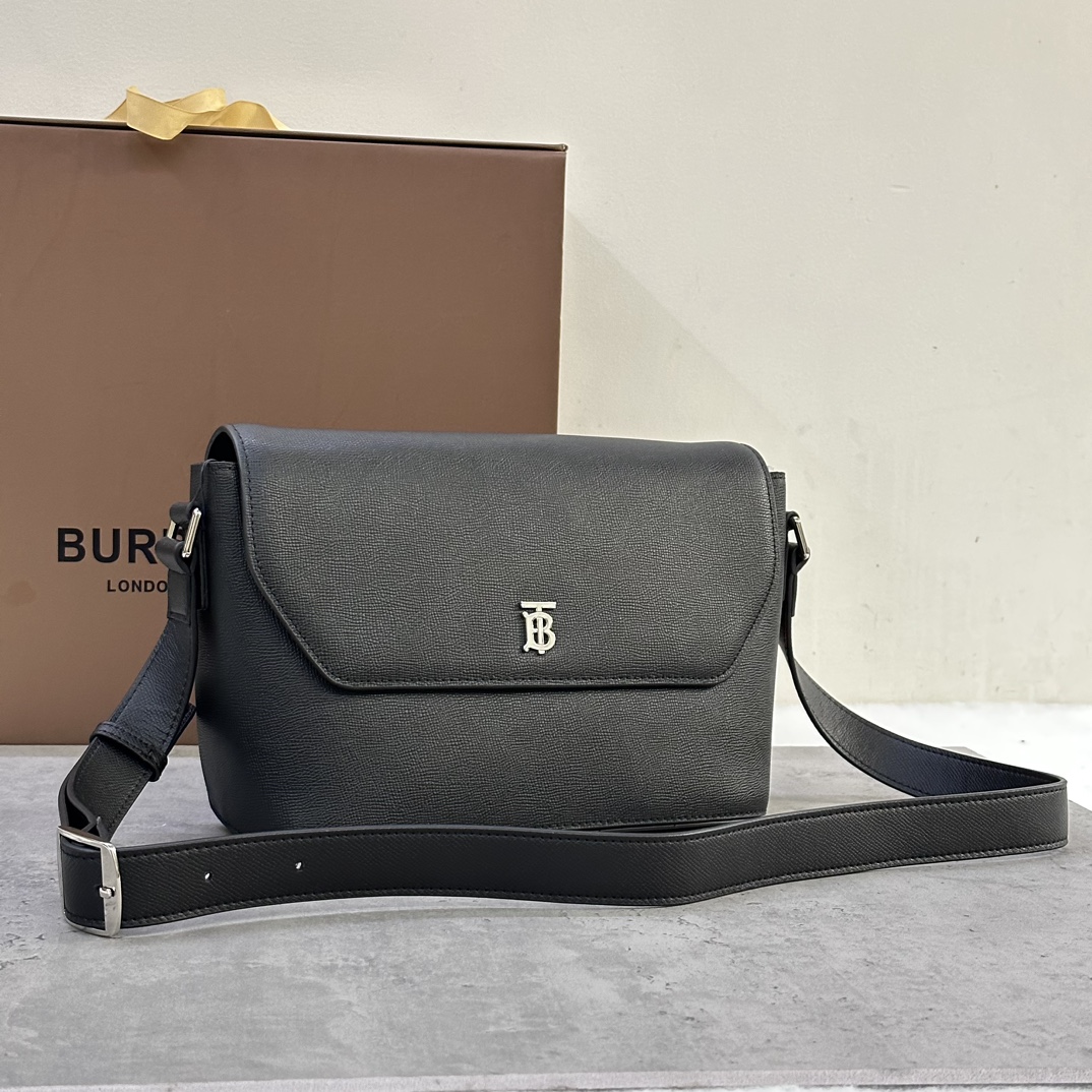 图片[2]-Burberry版型立挺的信使包选用粒纹皮革材质打造装饰Thomas  Burberry 专属标识29 x 8.5 x 17.5cm.可调式肩背带.1个拉链内袋.手绘涂漆边缘.光泽金属配件.正面饰有 Burberry 立体字母徽标 p1060-高仿包包