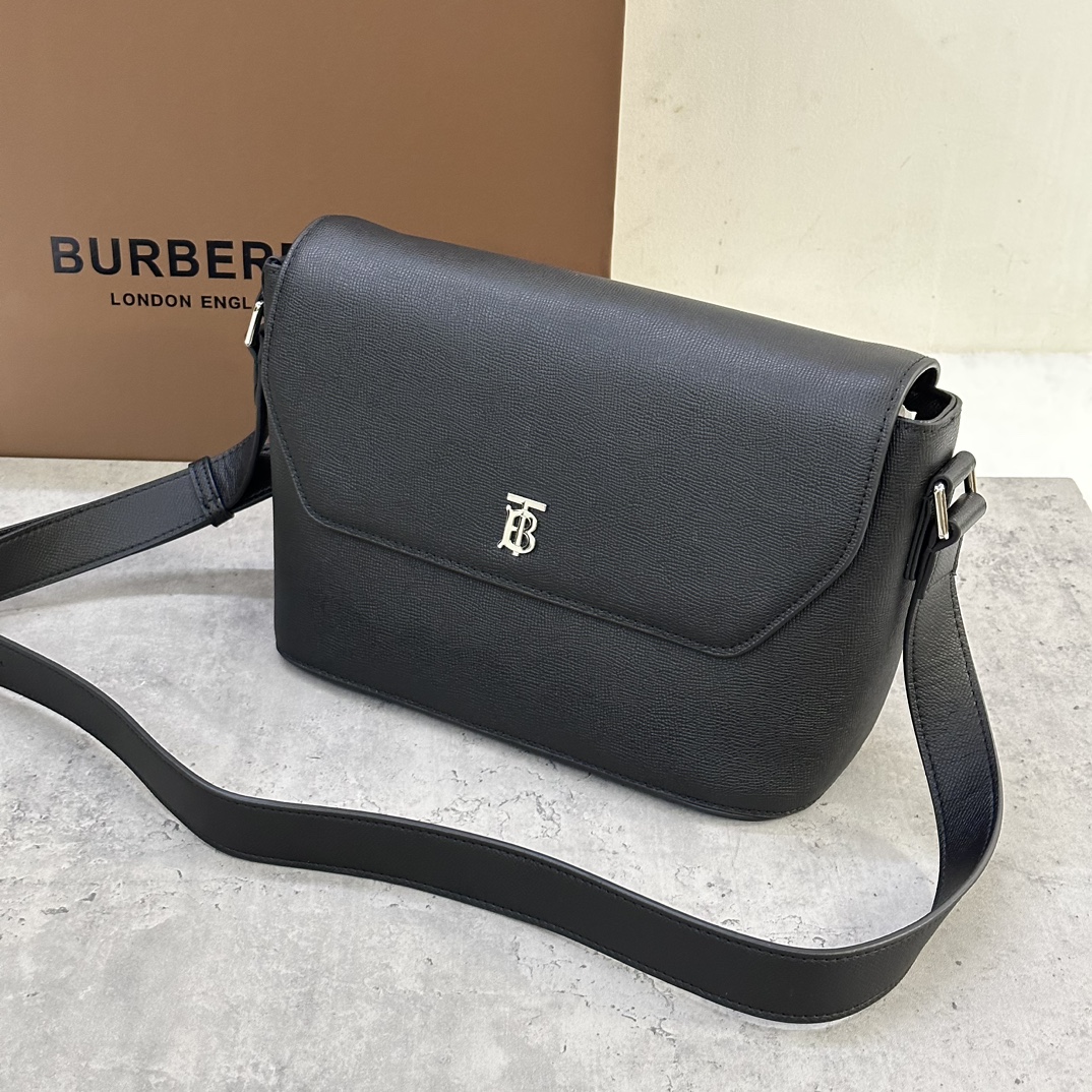 图片[3]-Burberry版型立挺的信使包选用粒纹皮革材质打造装饰Thomas  Burberry 专属标识29 x 8.5 x 17.5cm.可调式肩背带.1个拉链内袋.手绘涂漆边缘.光泽金属配件.正面饰有 Burberry 立体字母徽标 p1060-高仿包包