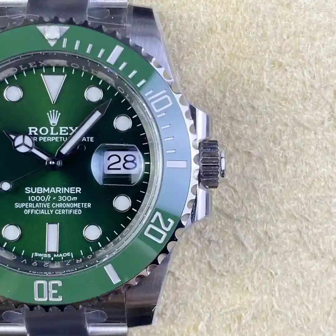 Imagem [5]-Rolex 116610 LN Classic Preto Aqua Ghost Verde Aqua Ghost 40 mm1:equipado com movimento estável Danton 3135 2:Todo o relógio em aço 904L / com cinto de aço de fábrica 3:O mostrador usa o mercado exclusivo "pot cover letter face" sem design de pé de rosto ps: o custo do pé de rosto é muito menor 4:O mercado apenas fonte de calendário Para a versão do seguimento 1-31 por comparação da autenticidade do tipo de letra 5: o único a fazer luminescência de ponteiro / luminescência de prego de palavra para fazer a mesma cor porque são processamento de fábrica de terceiros + pó luminescente suíço c1 + c3 comprado 6: revestimento de platina ip de prego de palavra 7: anel verde de cerâmica usando o anel verde limpo exclusivo versão v4 da cor é infinitamente próximo dos acessórios de cerâmica limpa originais não precisa ser repetido símbolo de alta qualidade / Cuidado com o círculo limpo falso Nota Diferença 8: contas luminosas quentes como jade não morto círculo de cerâmica limpa branca + contas luminosas réplica perfeita Embora o estilo limpo não seja muito, mas quase todos os modelos são boutique Completamente resolvido a maioria dos pontos de dor de fantasmas de água do mundo apenas para os últimos sacos de alta moda limpos-submariner