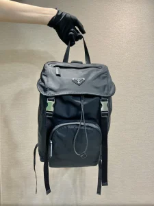 P900 Prada 1BZ039 Saco de ombro Esta mochila de nylon com acabamentos em pele Saffiano cria um visual chique com criatividade e tecnologia Múltiplos bolsos e materiais tecnológicos a revestir a parte de trás são uma caraterística de design Clássico na moda e no estilo A beleza põe as suas mãos num outro clássico intemporal Comprimento 25xAltura 36xFundo 16cm