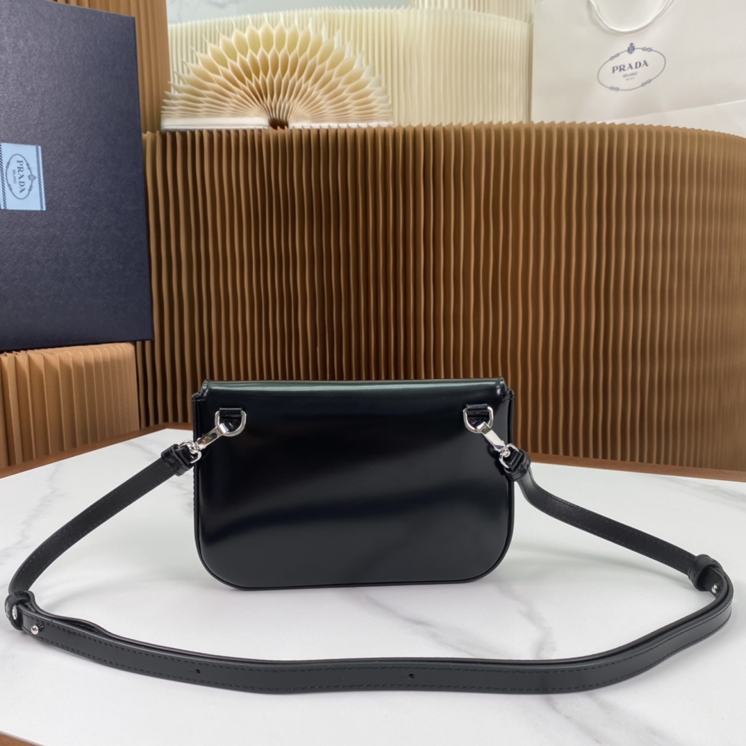 P1100 Prada Bolso para teléfono de piel brillante negra 2VD061¡Súper versátil y de buen aspecto chic hipster debe comprarlo! Inspirado en la colección CleLa exclusiva estructura lateral en ángulo conforma una silueta minimalistaLa solapa está adornada con un logotipo estampado en calienteEl bolso en general es minimalista y eleganteEl interior cuenta con un pequeño bolsillo de parcheTamaño:18*12,5*2,5cm-Bolsos de alta calidad