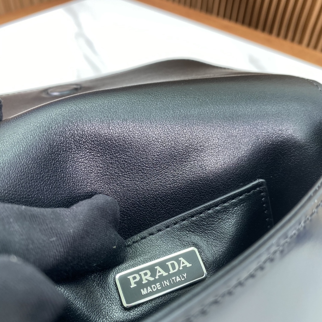 P1100 Prada Bolsa para telemóvel em pele branca brilhante 2VD061 Super versátil e com bom aspeto, o hipster chique tem de a comprar! Inspirada na coleção CleA estrutura lateral angular única cria uma silhueta minimalistaA aba é adornada com um logótipo prensado a quenteA bolsa geral é minimalista mas eleganteO interior tem um pequeno bolso de remendoTamanho:18*12,5*2,5 cm