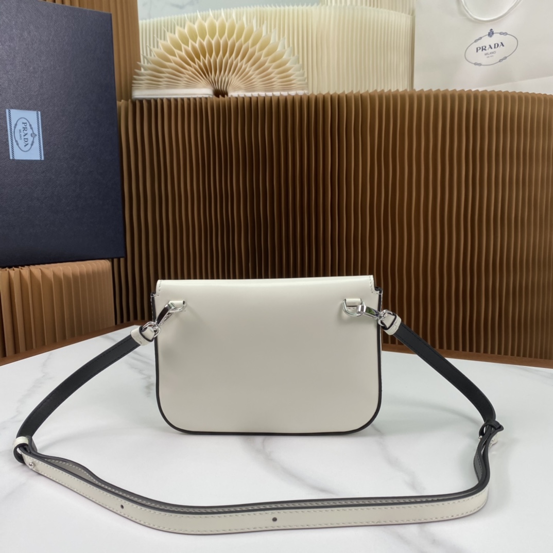 P1100 Prada White Shiny Leather Cell Phone Bag 2VD061 Super versatile and good looking chic hipster must buy it! Inspired by the Cle collectionUnique angled side structure shaped into a minimalist silhouetteFlap decorated with a heat-pressed logoThe overall body of the bag is minimalist and elegantInterior with a small patch pocketSize:18*12.5*2.5cm-High-quality handbags