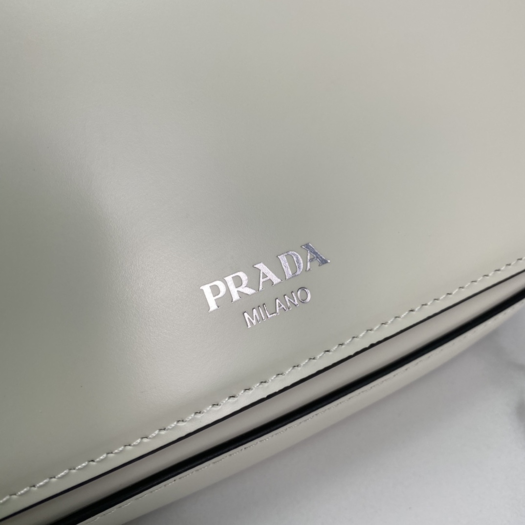 P1100 Prada Bolso para teléfono de piel brillante blanca 2VD061¡Súper versátil y de buen aspecto chic hipster debe comprarlo! Inspirado en la colección CleLa exclusiva estructura lateral en ángulo conforma una silueta minimalistaLa solapa está adornada con un logotipo estampado en calienteEl bolso en general es minimalista a la par que eleganteEl interior cuenta con un pequeño bolsillo de parcheTamaño:18*12,5*2,5cm-Bolso de alta calidad