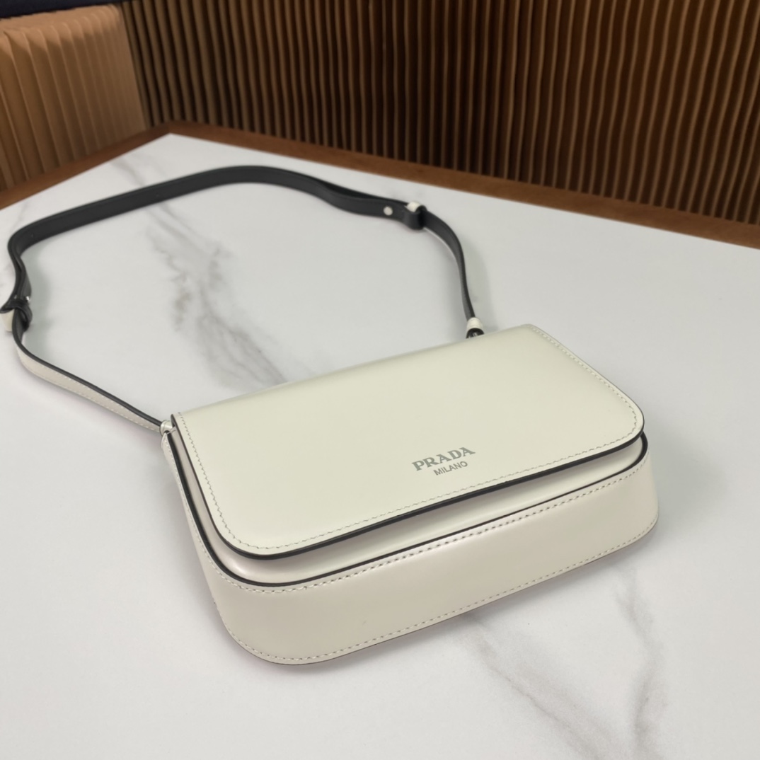 P1100 Prada Bolso para teléfono de piel brillante blanca 2VD061¡Súper versátil y de buen aspecto chic hipster debe comprarlo! Inspirado en la colección CleLa exclusiva estructura lateral en ángulo conforma una silueta minimalistaLa solapa está adornada con un logotipo estampado en calienteEl bolso en general es minimalista a la par que eleganteEl interior cuenta con un pequeño bolsillo de parcheTamaño:18*12,5*2,5cm-Bolso de alta calidad