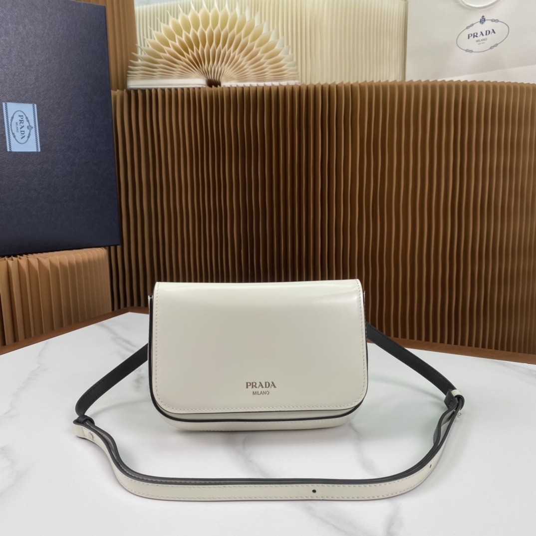 P1100 Prada Bolso para teléfono de piel brillante blanca 2VD061¡Súper versátil y de buen aspecto chic hipster debe comprarlo! Inspirado en la colección CleLa exclusiva estructura lateral en ángulo conforma una silueta minimalistaLa solapa está adornada con un logotipo estampado en calienteEl bolso en general es minimalista a la par que eleganteEl interior cuenta con un pequeño bolsillo de parcheTamaño:18*12,5*2,5cm-Bolso de alta calidad