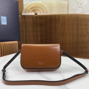 P1100 Prada Bolso de piel marrón brillante para teléfono 2VD061¡Súper versátil y de buen aspecto chic hipster debe comprarlo! Inspirado en la colección CleLa exclusiva estructura lateral en ángulo da forma a una silueta minimalistaLa solapa está adornada con un logotipo estampado en calienteEl bolso en general es minimalista y eleganteEl interior cuenta con un pequeño bolsillo de parcheTamaño:18*12,5*2,5cm-Bolso de alta calidad