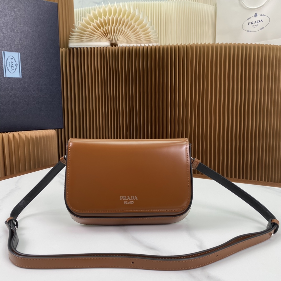 P1100 Prada Brown Shiny Leather Phone Bag 2VD061 Super versatile et beau chic hipster must buy it ! Inspiré par la collection CleLa structure latérale angulaire unique crée une silhouette minimalisteLe rabat est orné d'un logo pressé à chaudL'ensemble du sac est minimaliste mais élégantL'intérieur comporte une petite poche plaquéeTaille:18*12.5*2.5 cm