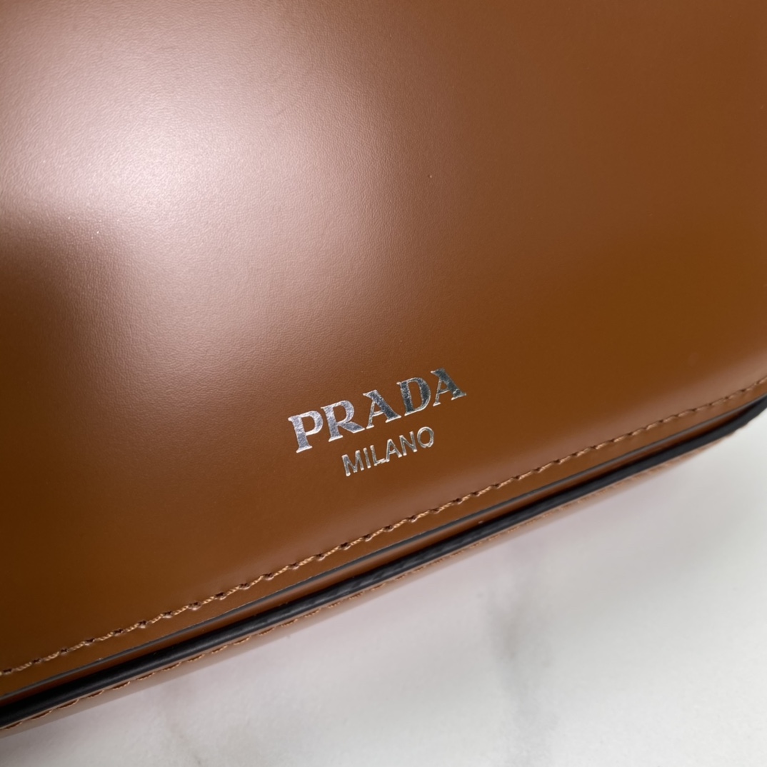 P1100 Prada Brown Shiny Leather Phone Bag 2VD061 Super versatile et beau chic hipster must buy it ! Inspiré par la collection CleLa structure latérale angulaire unique crée une silhouette minimalisteLe rabat est orné d'un logo pressé à chaudL'ensemble du sac est minimaliste mais élégantL'intérieur comporte une petite poche plaquéeTaille:18*12.5*2.5 cm