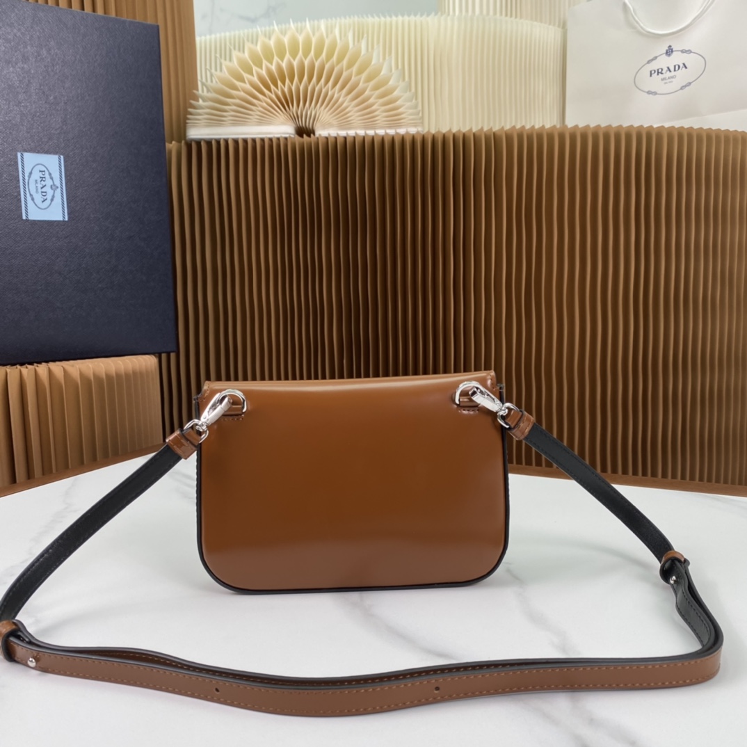 P1100 Prada Brown Shiny Leather Phone Bag 2VD061 Super versatile et beau chic hipster must buy it ! Inspiré par la collection CleLa structure latérale angulaire unique crée une silhouette minimalisteLe rabat est orné d'un logo pressé à chaudL'ensemble du sac est minimaliste mais élégantL'intérieur comporte une petite poche plaquéeTaille:18*12.5*2.5 cm