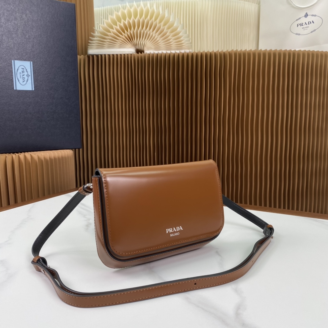 P1100 Prada Brown Shiny Leather Phone Bag 2VD061 Super versatile et beau chic hipster must buy it ! Inspiré par la collection CleLa structure latérale angulaire unique crée une silhouette minimalisteLe rabat est orné d'un logo pressé à chaudL'ensemble du sac est minimaliste mais élégantL'intérieur comporte une petite poche plaquéeTaille:18*12.5*2.5 cm