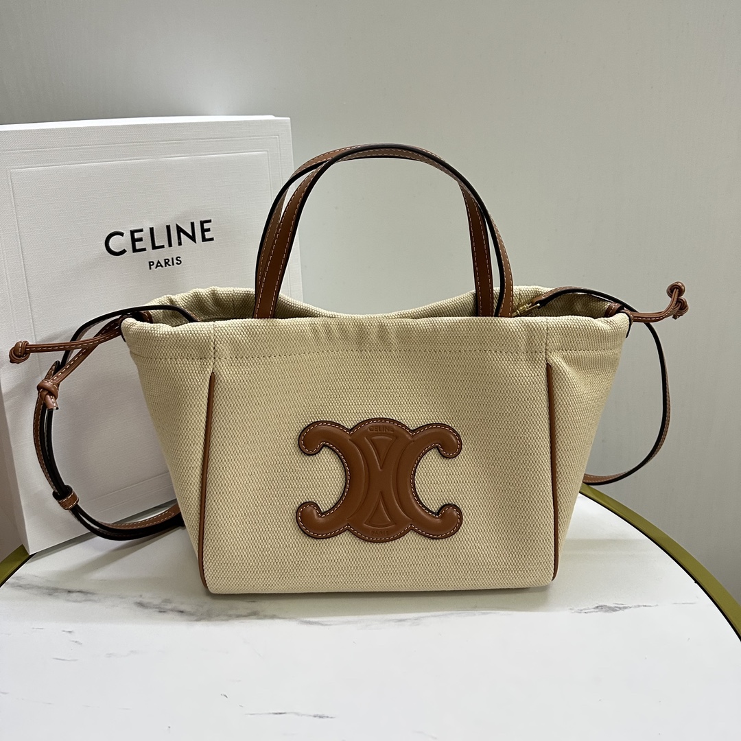 P1200 
CELINE 新出CABAS 小号抽绳托特这款小号的设计跟大号基本一样就是手腕处改用了柔软的牛皮带可随意弯曲还增加了可拆卸的长肩带🉑️手提🉑️肩背实用性不比大号差自重也轻很多小个子女生怕大号hold不住的话可以选这个啦！ 

风格：百搭实用款 

容量：容量比一般小包都大很多 

款号：111013麻布/棕（配原版包装）
尺寸：22-17-15-高仿包包