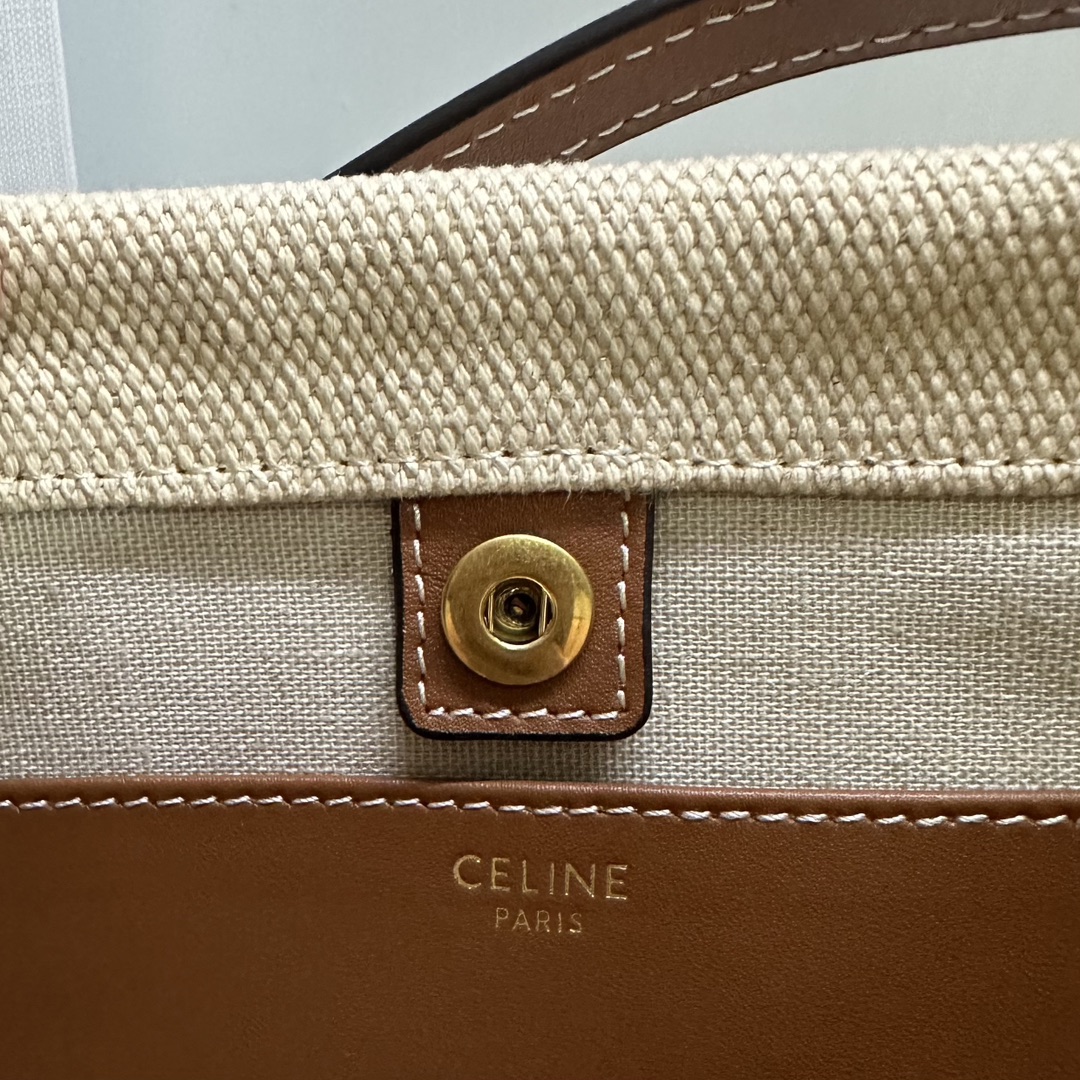 P1200CELINE new CABAS small drawtring Tote Ce petit design et la grande taille est fondamentalement le même que le design du poignet changé à une sangle en cuir de vache souple peut être plié à volonté a également ajouté une longue bandoulière détachable 🉑️ à la main 🉑️ l'aspect pratique de l'épaule n'est pas pire que la grande taille du poids est également beaucoup de petites filles légères peur de la grande taille ne peut pas tenir si vous pouvez choisir cela ! La !Style : modèles polyvalents et pratiquesCapacité : la capacité est beaucoup plus grande que celle d'un petit sac en général.Modèle n° : 111013 lin/marron (avec emballage d'origine)Taille : 22-17-15