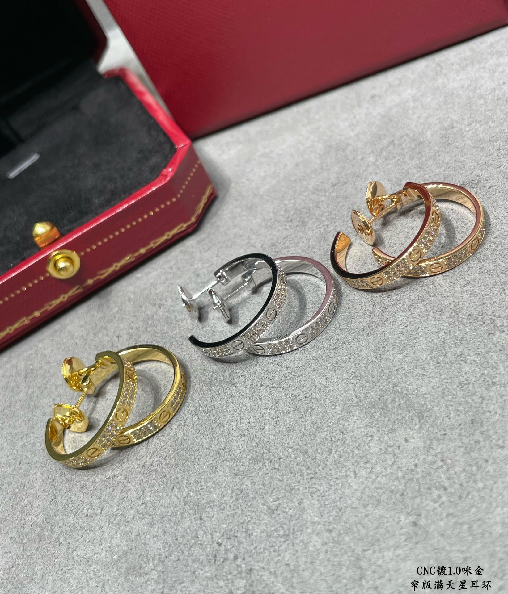 p350 V-or plaqué avec de l'or micron "Only high quality craftsmanship version" CNC full hand-set Cartier narrow version of the full star earrings boucles d'oreilles sur chaque pierre est serti à la main degré de réfraction visible à l'œil nu 👍 V-gold material plated with 1.0 micron gold layer La production est très chronophage Poison Recommandé !