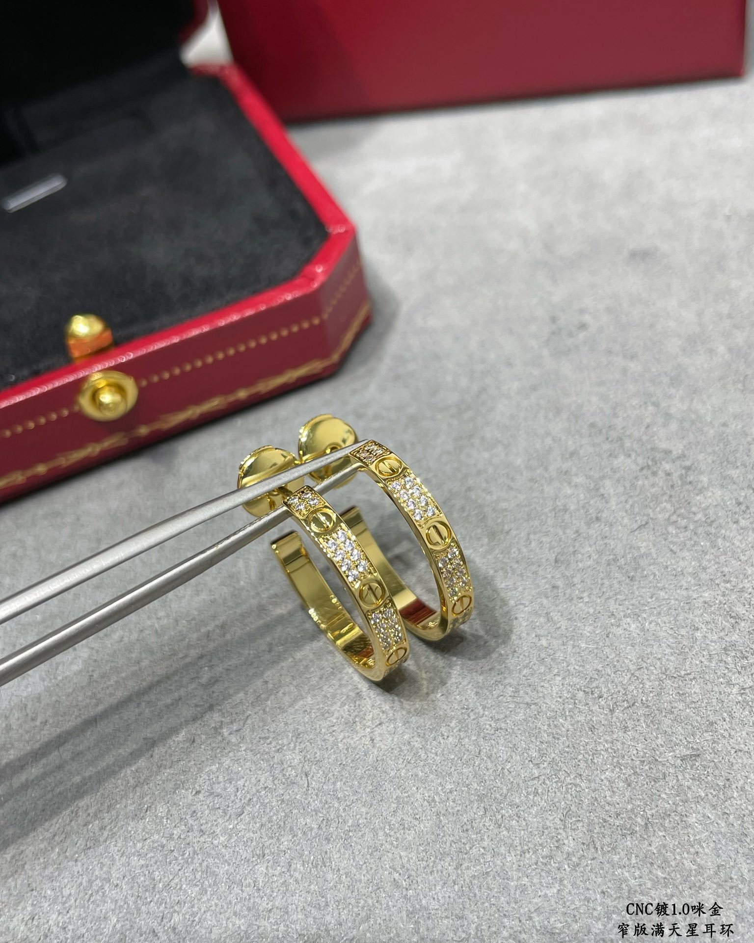 p350 V-gold plated with micro gold "Only the high-grade precision version" CNC full hand-set Cartier narrow version of the star earrings earrings on each stone is hand-set refractive refractive degree visible to the naked eye 👍 V-gold material plated with 1.0 micro gold layer The production is very time-consuming Poison Recommended!