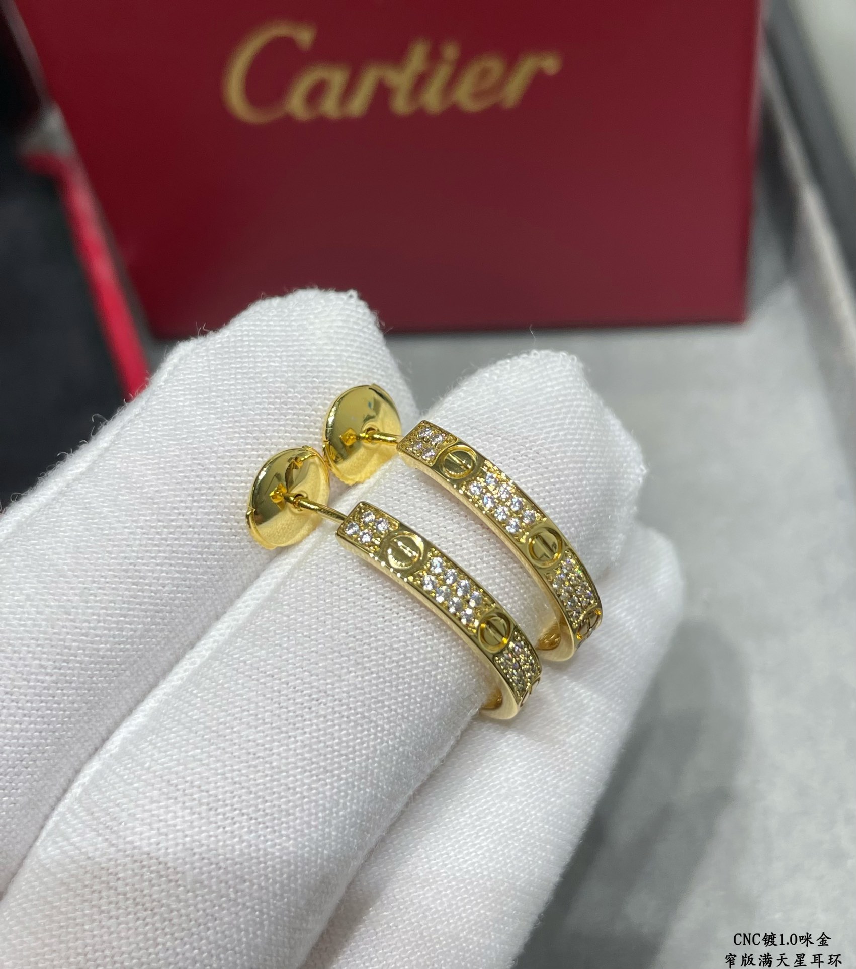 p350 V-gold plated with micro gold "Only the high-grade precision version" CNC full hand-set Cartier narrow version of the star earrings earrings on each stone is hand-set refractive refractive degree visible to the naked eye 👍 V-gold material plated with 1.0 micro gold layer The production is very time-consuming Poison Recommended!