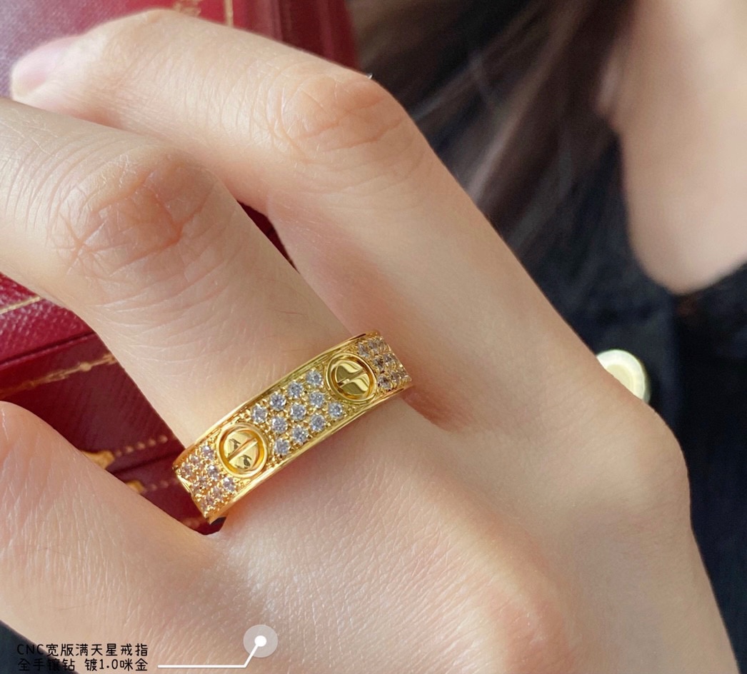 p290V gold plated with imitation gold Size 678 Cartier wide no main diamond CNC full star ring 💍 Every stone on the ring is hand set Refractive refractive index visible to the naked eye 👍 Very time-consuming to make the goods Poison Recommended!