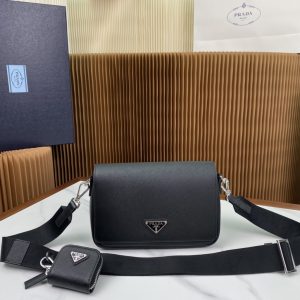 P1360 PRADA حقيبة برادا للرجال السوداء للرجال 2VD059 هذه الحقيبة من جلد البقر المحبب المتقاطع مع جلد البقر تفسير لحقيبة رسول رائعة ذات تصميم منظم رائع بشعار المثلث الكلاسيكي الأمامي مع محفظة خارجية من العملة المعدنية مع إبزيم خارجي بإبزيم مغناطيسي للإغلاق بإبزيم نايلون قابل للتعديل مع حزام كتف جلدي لإبراز المزاج الفريد متعدد الاستخدامات والجيوب المتعددة غير الرسمية لتلبية الاحتياجات الرائعة للتخزين الحجم: 22 * 14.5 * 5 سم