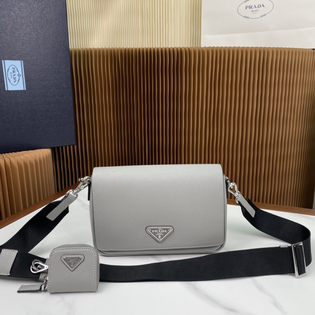 P1360 PRADA Sac messager blanc pour homme 2VD059 Ce sac messager en cuir de vachette à grain croisé interprète la silhouette structurée exquise, le logo classique en triangle à l'avant, le porte-monnaie externe, la fermeture magnétique, la fermeture à rabat, le nylon réglable et la bandoulière en cuir pour mettre en valeur le tempérament unique de l'homme polyvalent et décontracté, les multiples poches pour répondre aux besoins exquis de rangement, la taille : 22 * 14,5 * 5cm.