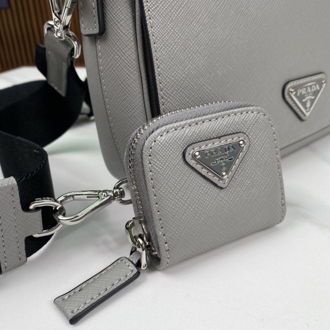 P1360 PRADA Sac messager blanc pour homme 2VD059 Ce sac messager en cuir de vachette à grain croisé interprète la silhouette structurée exquise, le logo classique en triangle à l'avant, le porte-monnaie externe, la fermeture magnétique, la fermeture à rabat, le nylon réglable et la bandoulière en cuir pour mettre en valeur le tempérament unique de l'homme polyvalent et décontracté, les multiples poches pour répondre aux besoins exquis de rangement, la taille : 22 * 14,5 * 5cm.