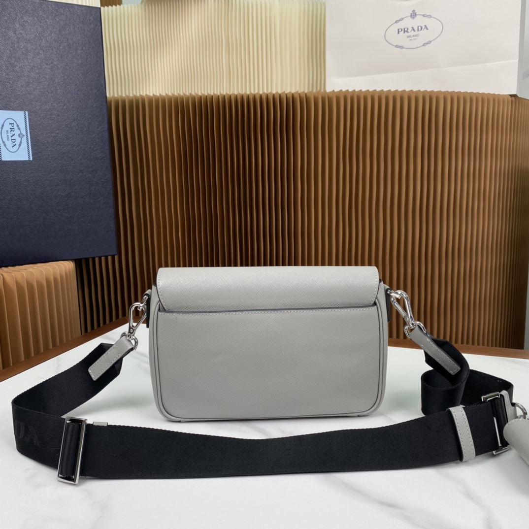 P1360 PRADA Bolso Mensajero Blanco Hombre 2VD059 Esta bolsa de mensajero de cuero de vaca de grano cruzado interpretación de la silueta estructurada exquisita frente clásico logotipo de triángulo con un monedero externo cierre magnético cierre de solapa ajustable de nylon con correa de hombro de cuero es poner de relieve el temperamento único de versátil casual múltiples bolsillos es satisfacer las necesidades exquisitas del tamaño de almacenamiento: 22 * 14,5 * 5cm