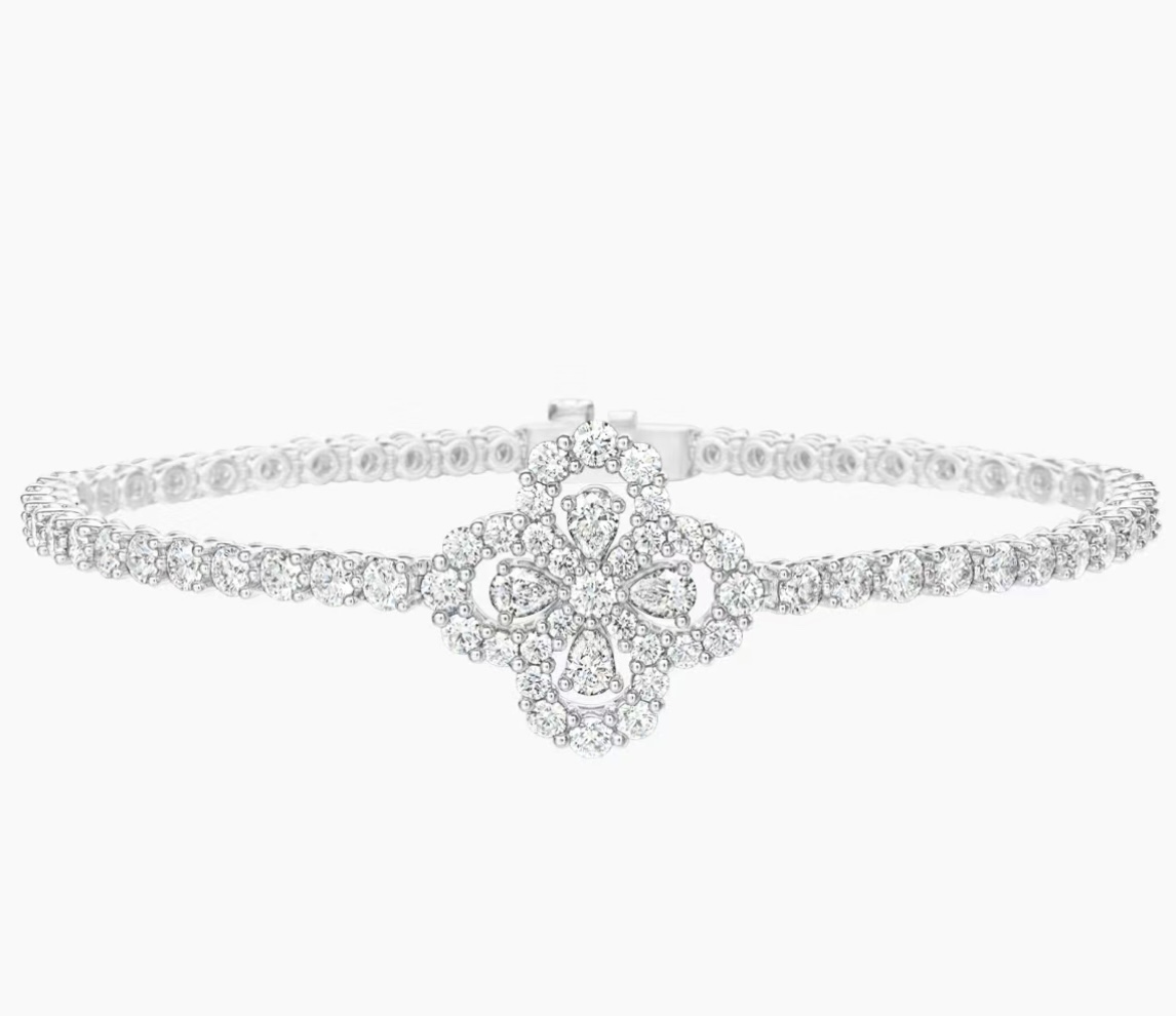 P380A0298 👑 HW Heraeus Fine Jewellery Clover 🍀 Plein de diamants Bracelet, les mêmes modèles des étoiles Coupes réalistes et finement travaillées Tout au long du corps de l'argent sterling 925 serti bling bling ✨ Yongyong design luxe noble porter confortable et généreux et beau 🎊 Pas allergique à la décoloration Superbe ! Electroplated or épais Sterling argent bracelet-High répliques de sacs.