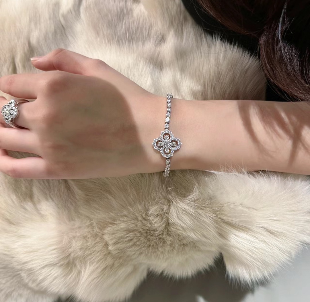 P380A0298 👑 HW Heraeus Fine Jewellery Clover 🍀 Plein de diamants Bracelet, les mêmes modèles des étoiles Coupes réalistes et finement travaillées Tout au long du corps de l'argent sterling 925 serti bling bling ✨ Yongyong design luxe noble porter confortable et généreux et beau 🎊 Pas allergique à la décoloration Superbe ! Electroplated or épais Sterling argent bracelet-High répliques de sacs.