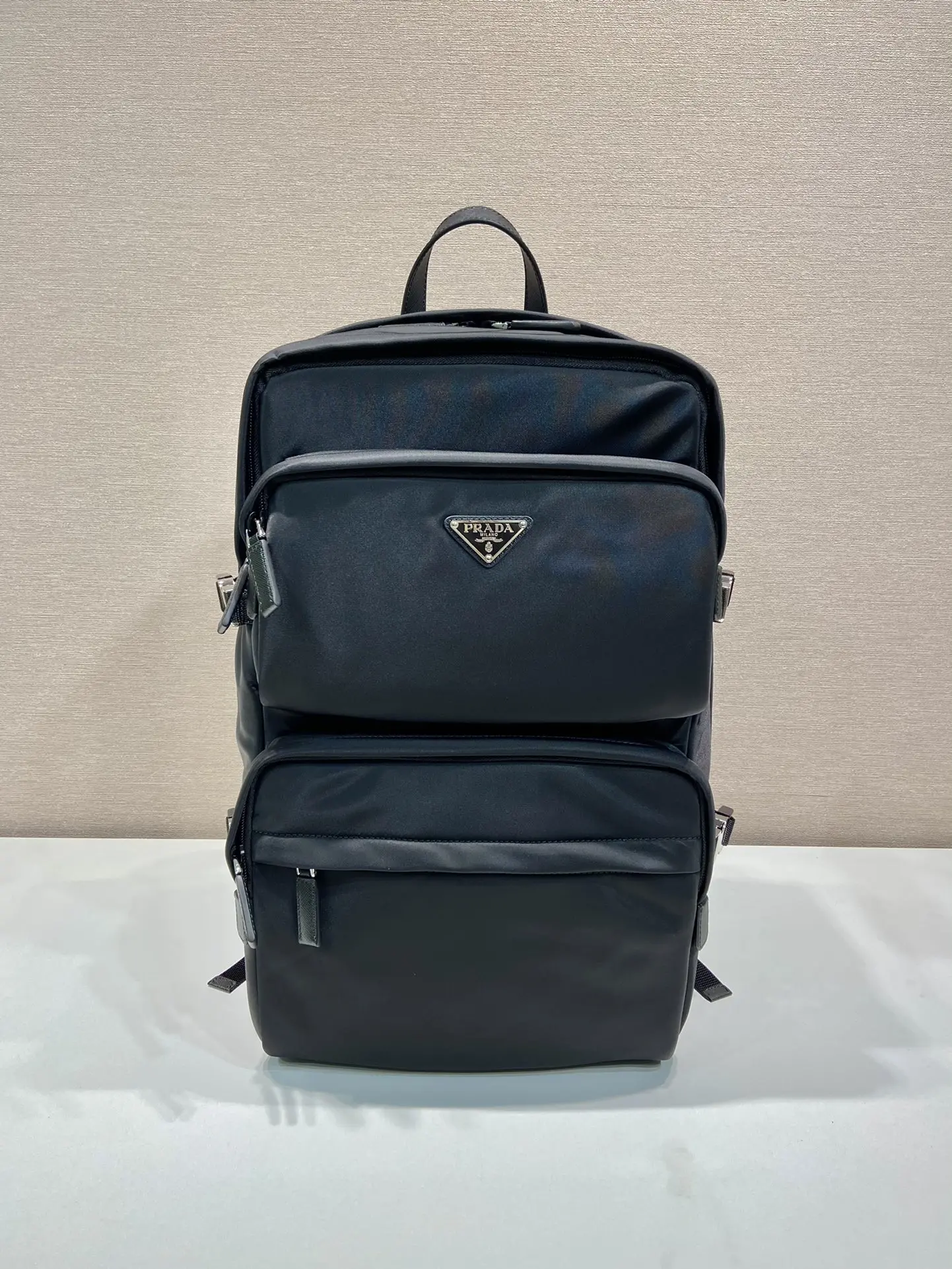 P680 Prada 2VZ101 Mochila Multifuncional Esta mochila é fabricada em tecido de nylon importado para apresentar um aspeto tecnológico compartimento principal com fecho de correr e fivela para uma arrumação fácil em viagem com dois compartimentos três bolsos exteriores com fecho de correr forrados com tecido de rede costas e interior confortável com bolsos com fecho de correr, bolsos de remendo, correias e fivelas em pele (para fatos/casacos) fecho lateral fivela e correias muito prático equivalente a um compartimento de mala e Efeito multi-corpo e rapazes bonitos e fixes que se atrevem a apanhá-lo L25.5xH21.5xBottom45cm-Sacos falsos altos