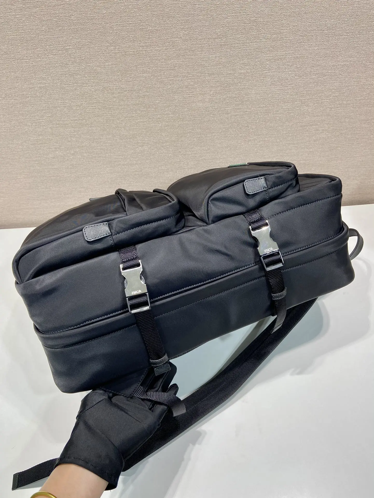 P680 Prada 2VZ101 Mochila Multifuncional Esta mochila é fabricada em tecido de nylon importado para apresentar um aspeto tecnológico compartimento principal com fecho de correr e fivela para uma arrumação fácil em viagem com dois compartimentos três bolsos exteriores com fecho de correr forrados com tecido de rede costas e interior confortável com bolsos com fecho de correr, bolsos de remendo, correias e fivelas em pele (para fatos/casacos) fecho lateral fivela e correias muito prático equivalente a um compartimento de mala e Efeito multi-corpo e rapazes bonitos e fixes que se atrevem a apanhá-lo L25.5xH21.5xBottom45cm-Sacos falsos altos