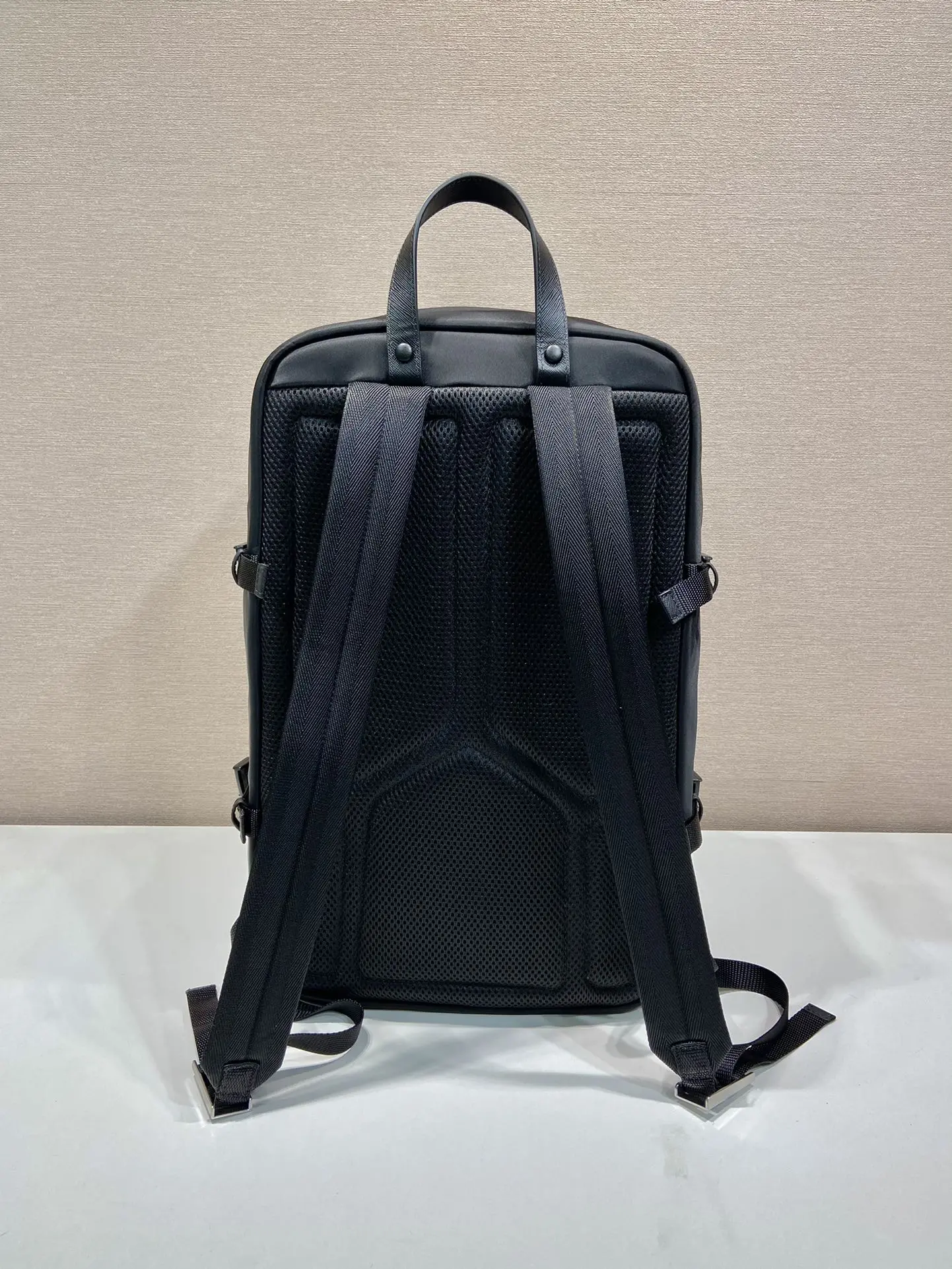 P680 Prada 2VZ101 Multi-Purpose Backpack This backpack is made of imported nylon fabric for a technical look Zippered main compartment and buckle for on-the-go organization with two compartments Three exterior zippered pockets lined with mesh fabric Backside and comfort Interior with zippered pockets, patch pockets, leather straps and buckles (for suits/jackets) Side closure and buckles for fastenings Practical and versatile Equivalent to one suitcase compartment and More compartments and cooler look. Dare to get your hands on it! L25.5xH21.5xB45cm.