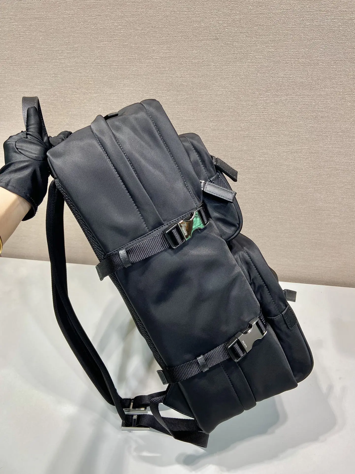 P680 Prada 2VZ101 Mochila Multifuncional Esta mochila é fabricada em tecido de nylon importado para apresentar um aspeto tecnológico compartimento principal com fecho de correr e fivela para uma arrumação fácil em viagem com dois compartimentos três bolsos exteriores com fecho de correr forrados com tecido de rede costas e interior confortável com bolsos com fecho de correr, bolsos de remendo, correias e fivelas em pele (para fatos/casacos) fecho lateral fivela e correias muito prático equivalente a um compartimento de mala e Efeito multi-corpo e rapazes bonitos e fixes que se atrevem a apanhá-lo L25.5xH21.5xBottom45cm-Sacos falsos altos