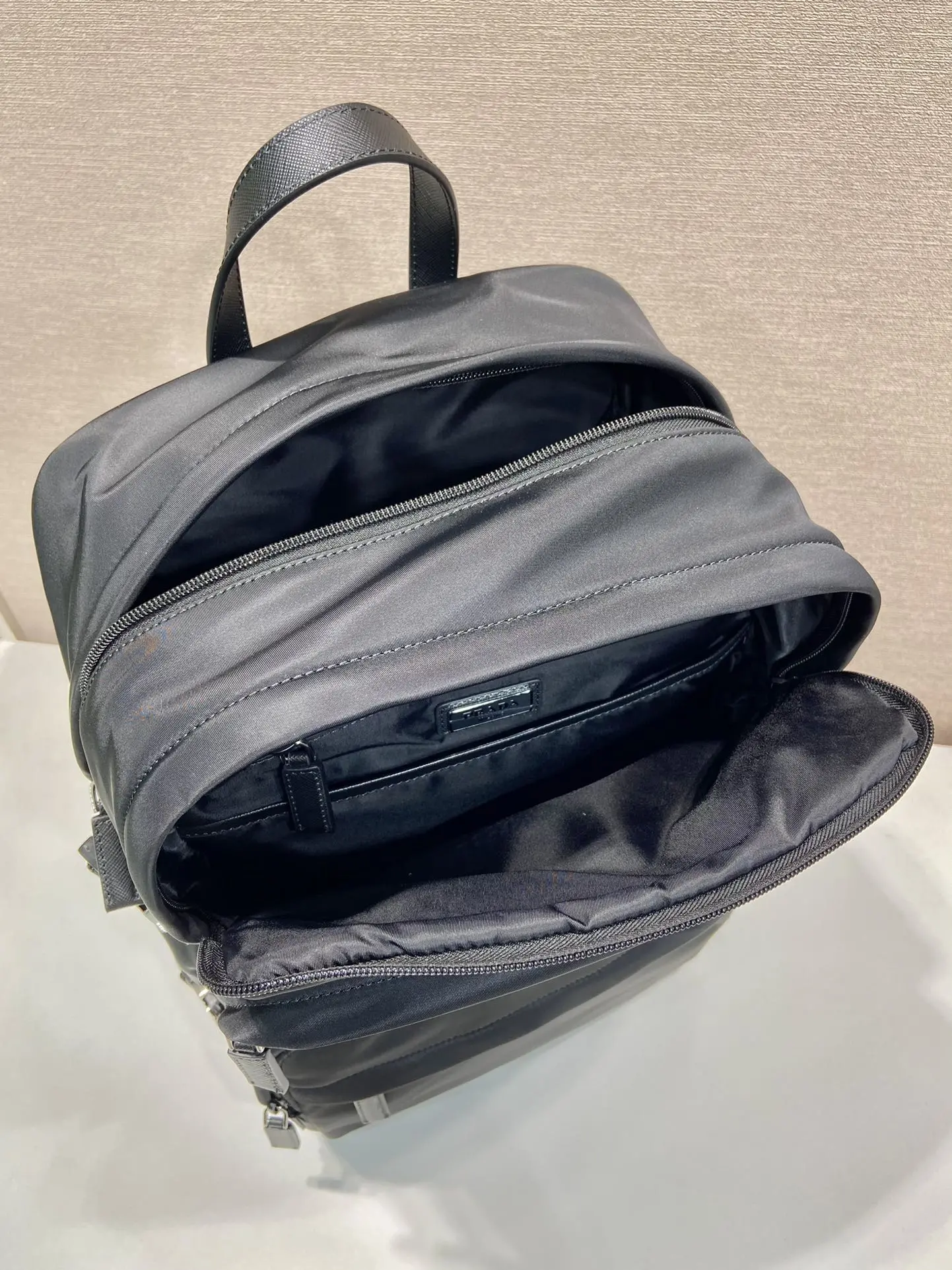 P680 Prada 2VZ101 Mochila Multifuncional Esta mochila é fabricada em tecido de nylon importado para apresentar um aspeto tecnológico compartimento principal com fecho de correr e fivela para uma arrumação fácil em viagem com dois compartimentos três bolsos exteriores com fecho de correr forrados com tecido de rede costas e interior confortável com bolsos com fecho de correr, bolsos de remendo, correias e fivelas em pele (para fatos/casacos) fecho lateral fivela e correias muito prático equivalente a um compartimento de mala e Efeito multi-corpo e rapazes bonitos e fixes que se atrevem a apanhá-lo L25.5xH21.5xBottom45cm-Sacos falsos altos