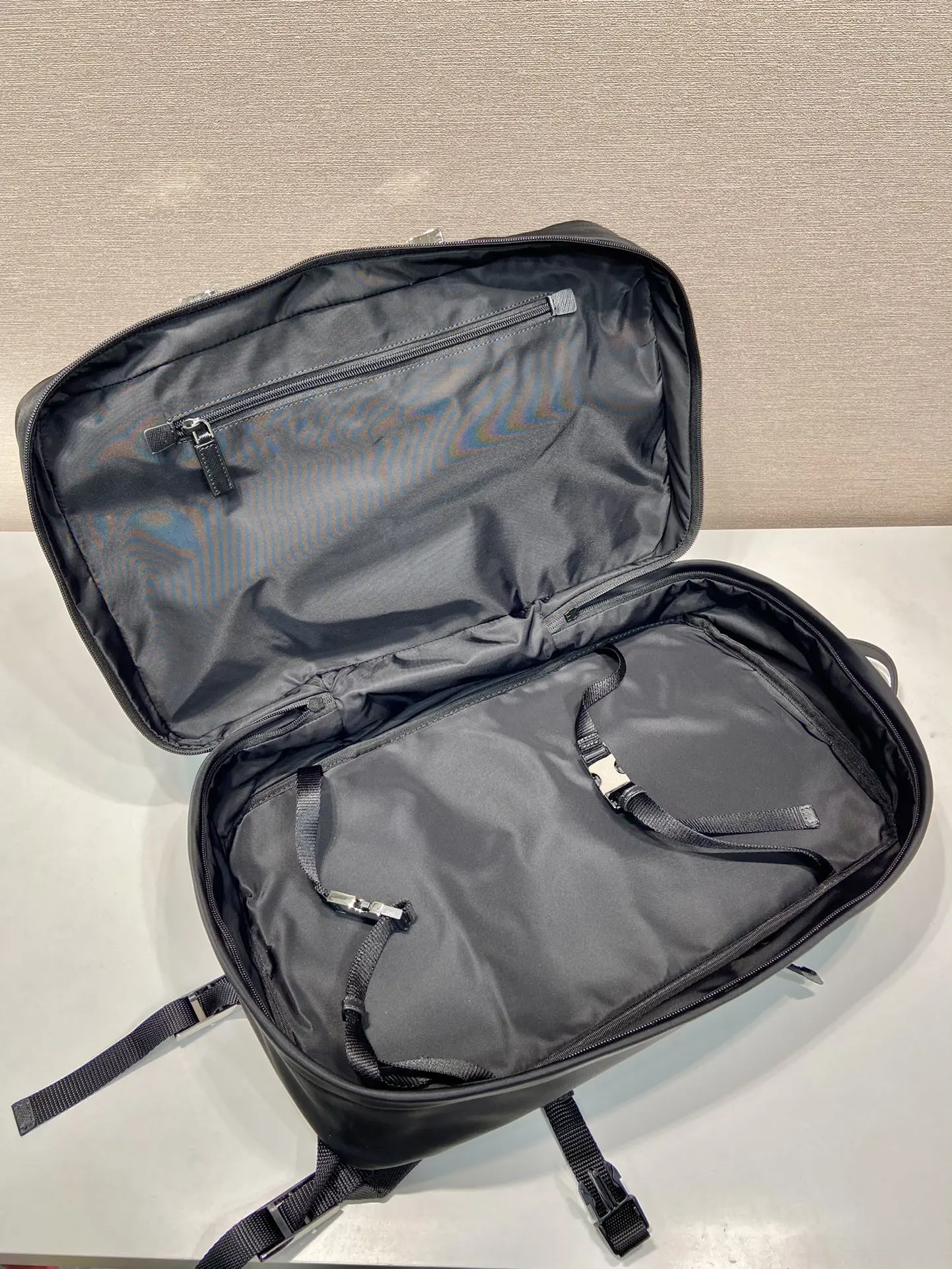 P680 Prada 2VZ101 Mochila Multifuncional Esta mochila é fabricada em tecido de nylon importado para apresentar um aspeto tecnológico compartimento principal com fecho de correr e fivela para uma arrumação fácil em viagem com dois compartimentos três bolsos exteriores com fecho de correr forrados com tecido de rede costas e interior confortável com bolsos com fecho de correr, bolsos de remendo, correias e fivelas em pele (para fatos/casacos) fecho lateral fivela e correias muito prático equivalente a um compartimento de mala e Efeito multi-corpo e rapazes bonitos e fixes que se atrevem a apanhá-lo L25.5xH21.5xBottom45cm-Sacos falsos altos