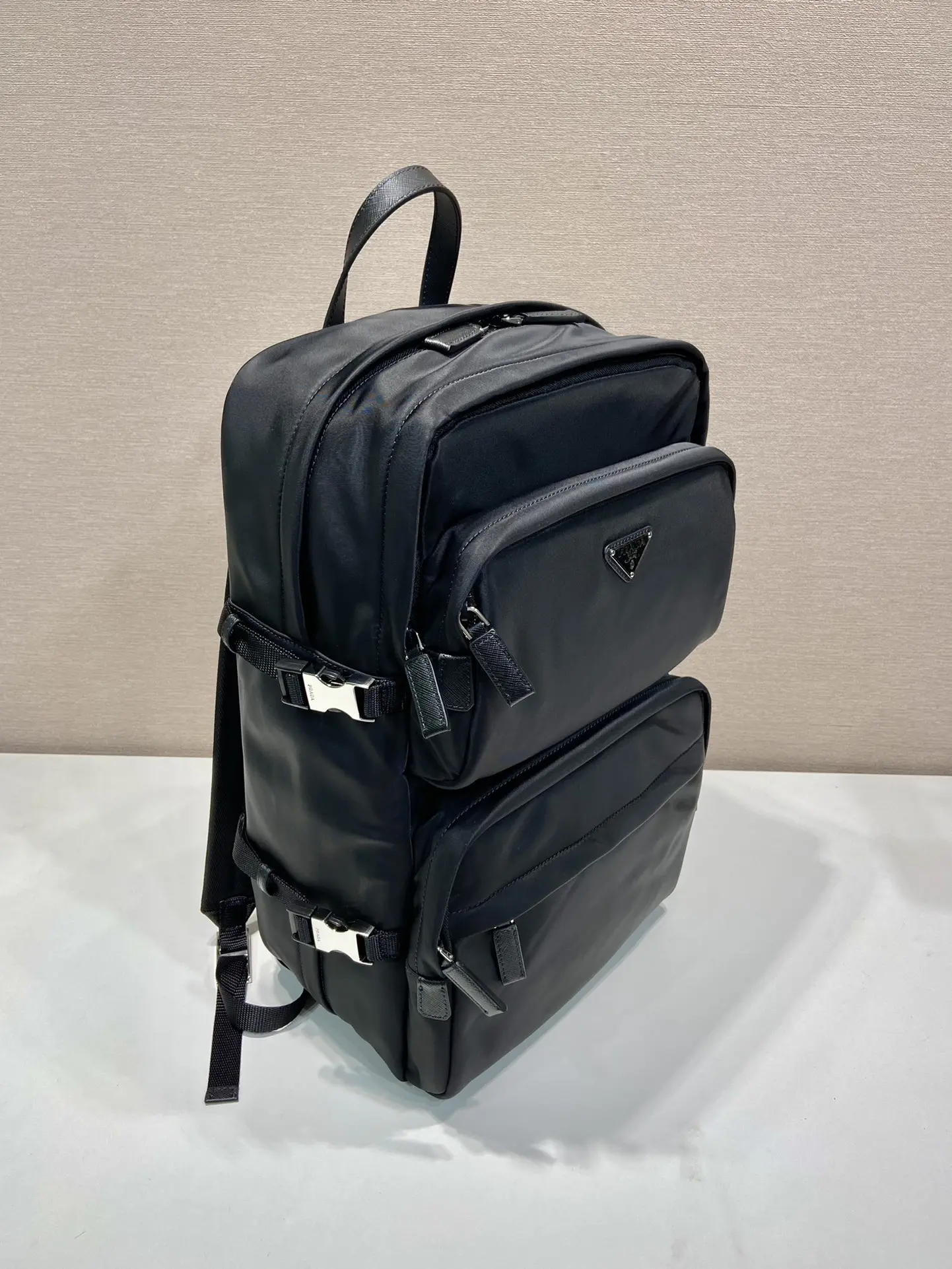 P680 Prada 2VZ101 Mochila Multifuncional Esta mochila é fabricada em tecido de nylon importado para apresentar um aspeto tecnológico compartimento principal com fecho de correr e fivela para uma arrumação fácil em viagem com dois compartimentos três bolsos exteriores com fecho de correr forrados com tecido de rede costas e interior confortável com bolsos com fecho de correr, bolsos de remendo, correias e fivelas em pele (para fatos/casacos) fecho lateral fivela e correias muito prático equivalente a um compartimento de mala e Efeito multi-corpo e rapazes bonitos e fixes que se atrevem a apanhá-lo L25.5xH21.5xBottom45cm-Sacos falsos altos