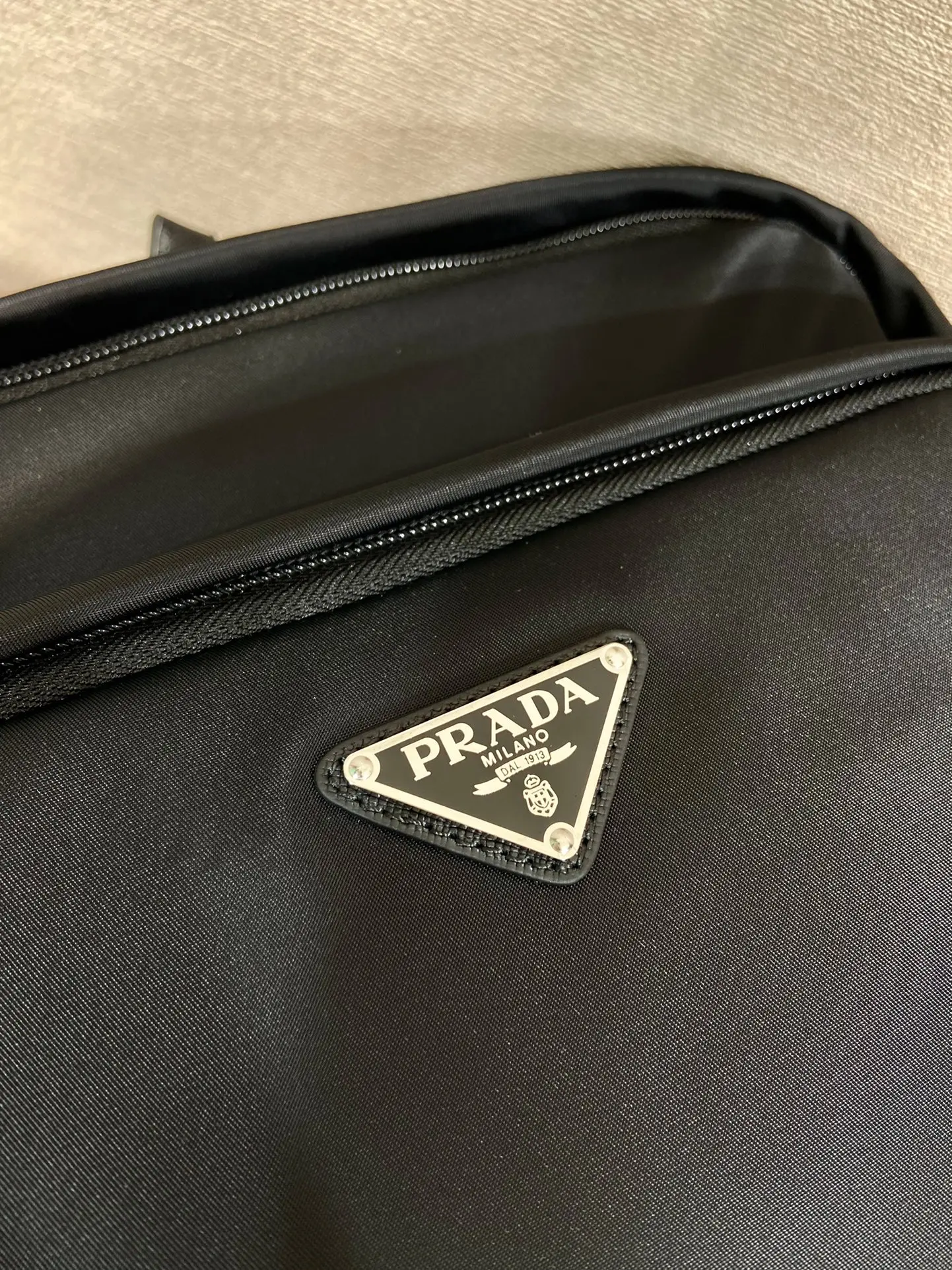 P680 Prada 2VZ101 Mochila Multifuncional Esta mochila é fabricada em tecido de nylon importado para apresentar um aspeto tecnológico compartimento principal com fecho de correr e fivela para uma arrumação fácil em viagem com dois compartimentos três bolsos exteriores com fecho de correr forrados com tecido de rede costas e interior confortável com bolsos com fecho de correr, bolsos de remendo, correias e fivelas em pele (para fatos/casacos) fecho lateral fivela e correias muito prático equivalente a um compartimento de mala e Efeito multi-corpo e rapazes bonitos e fixes que se atrevem a apanhá-lo L25.5xH21.5xBottom45cm-Sacos falsos altos