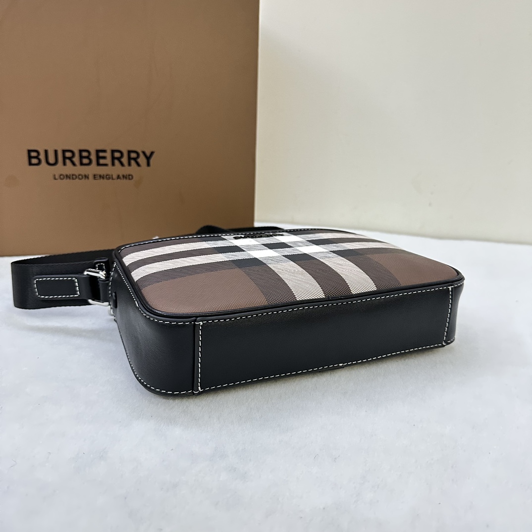 A mochila compacta Muswell da Burberry é decorada com o xadrez da Burberry e acabamentos em pele lisa embelezados com o logótipo da marca e concebida com alças ajustáveis25 x 5 x 18 cm alças ajustáveis. 1 bolso exterior com fecho magnético; 1 bolso interior. Fecho de correr. Rebordos pintados à mão. Ferragens em metal brilhante. Logótipo Burberry monogramado p900 na frente.