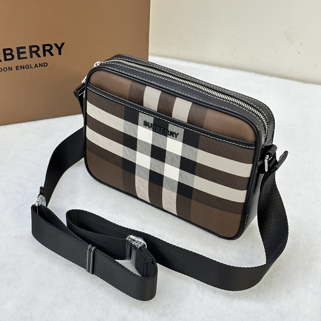 A mochila compacta Muswell da Burberry é decorada com o xadrez da Burberry e acabamentos em pele lisa embelezados com o logótipo da marca e concebida com alças ajustáveis25 x 5 x 18 cm alças ajustáveis. 1 bolso exterior com fecho magnético; 1 bolso interior. Fecho de correr. Rebordos pintados à mão. Ferragens em metal brilhante. Logótipo Burberry monogramado p900 na frente.